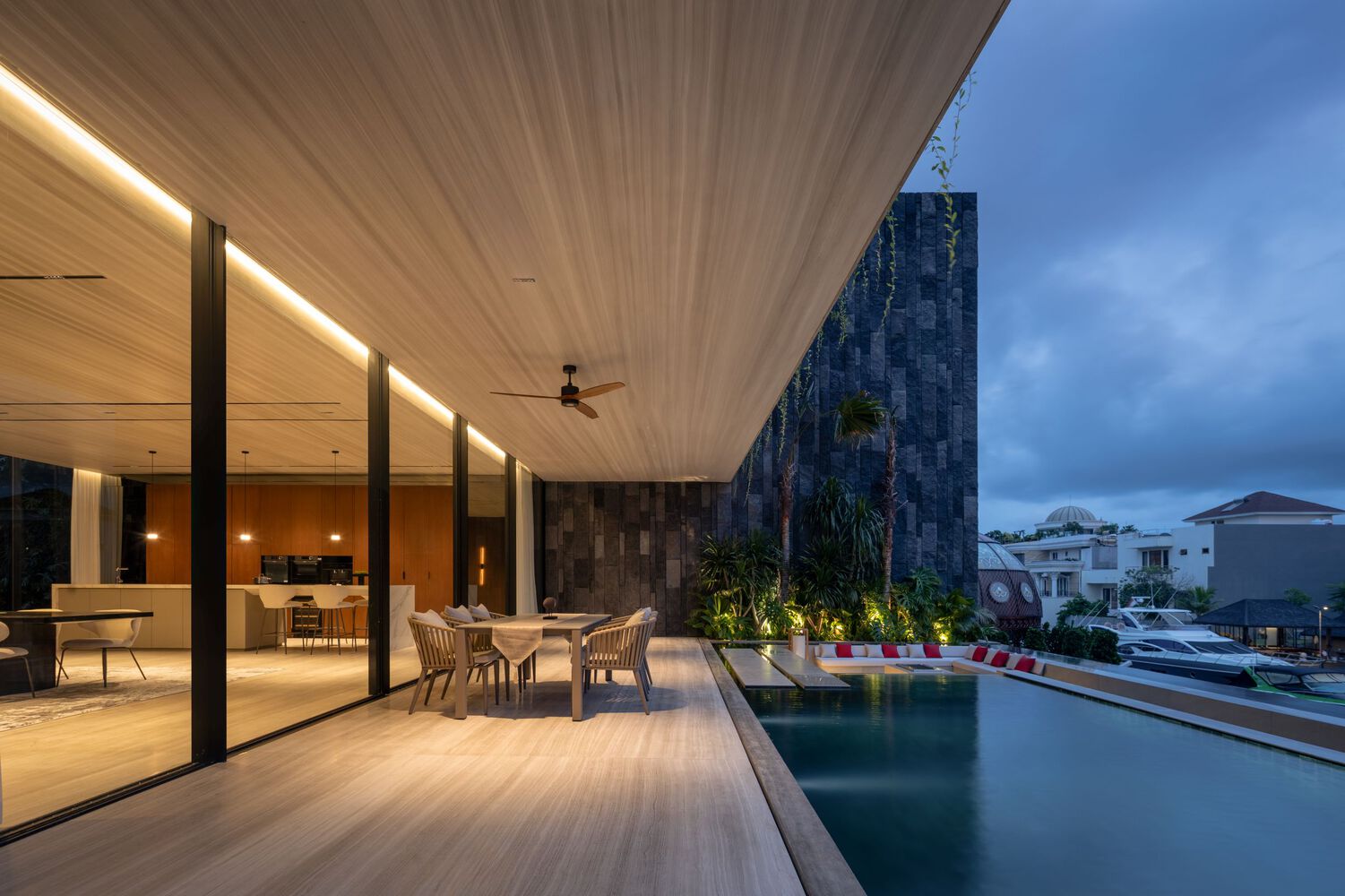 سقف بلند در فضای نشیمن