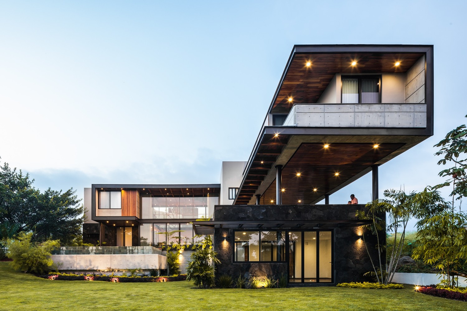 تلفیق سنگ طبیعی و بتن در نمای اصلی