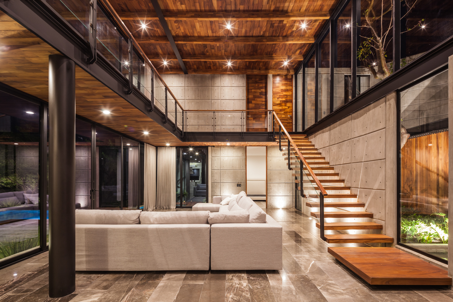 نمای شب خانه با نورپردازی ملایم