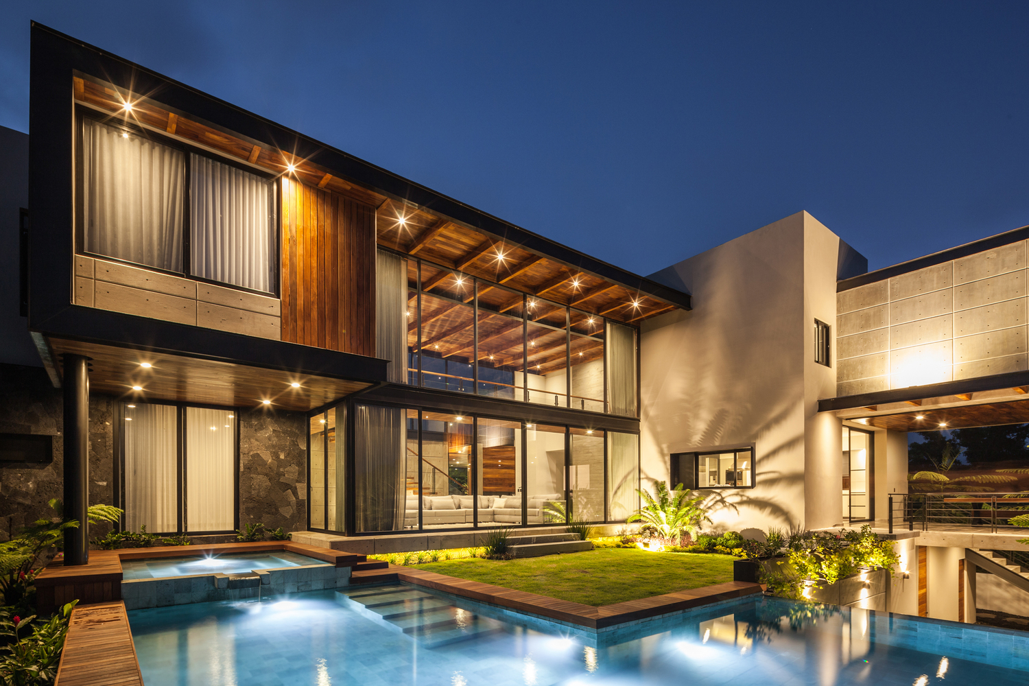 استخر در جلو حجم شیشهای نشیمن