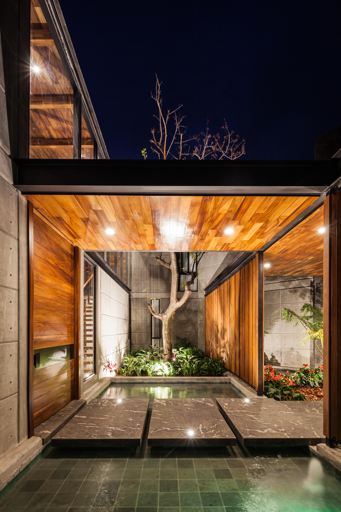 فضای نشیمن با پنجرههای سرتاسری