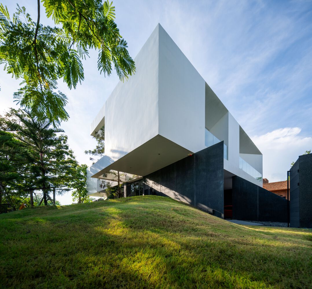 پایه سنگی خاکستری تیره و طبیعی