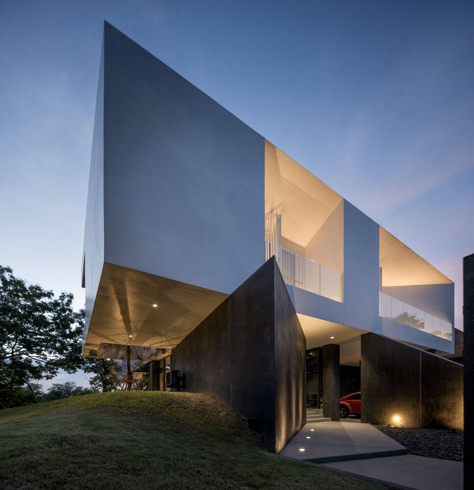 حجم شناور بالای تپه مصنوعی سنگی