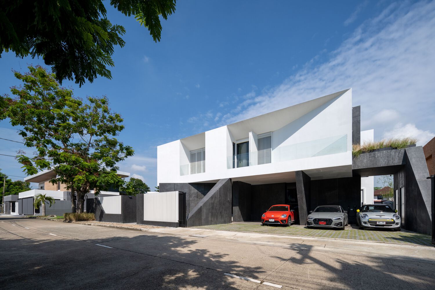 نمای تیره طبقه پایین مقابل سفید بالا