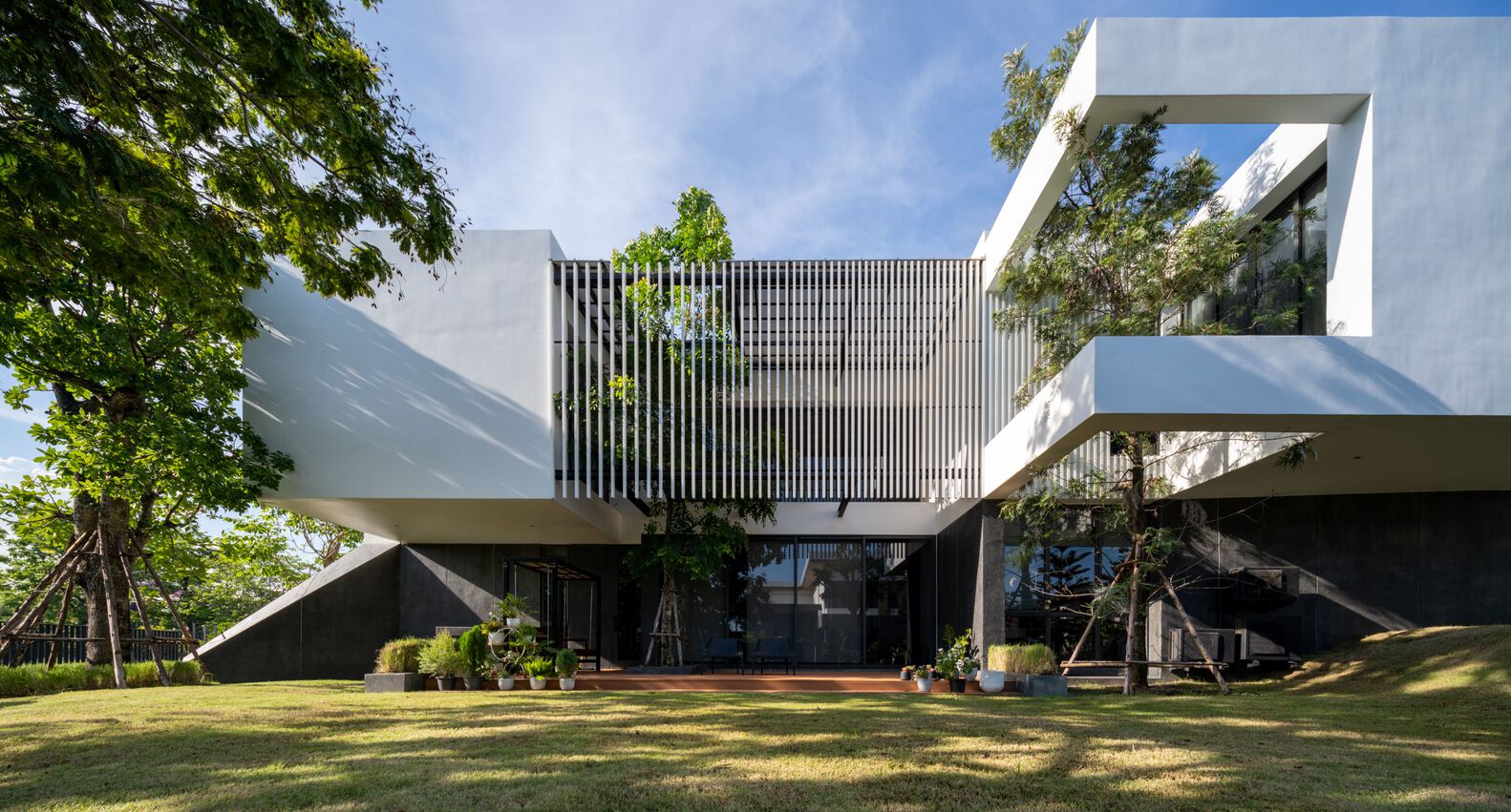 فضای پذیرایی با پنجرههای عریض