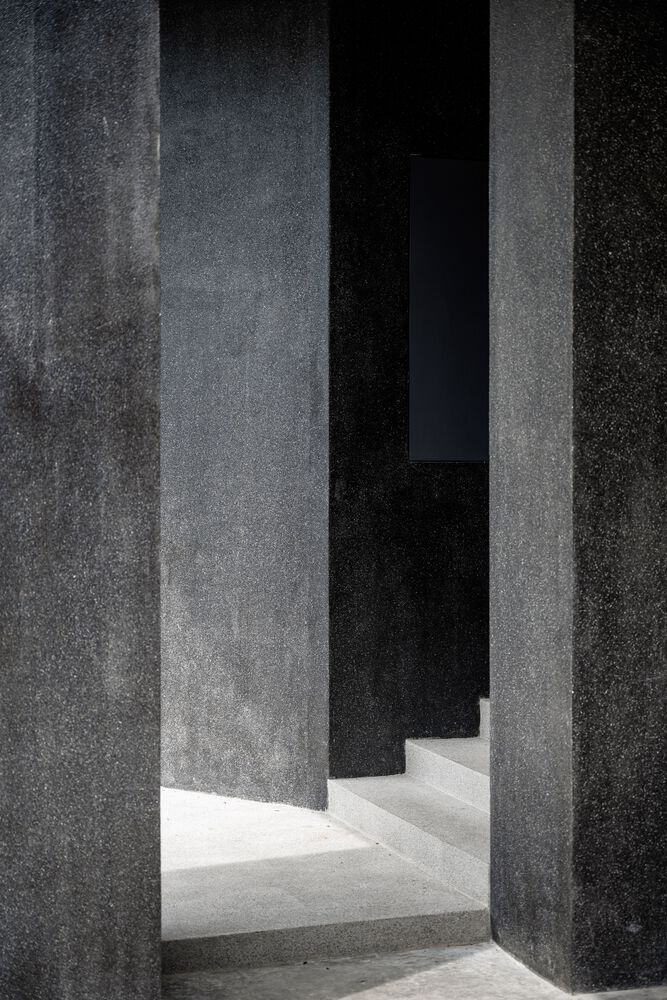 حجم سفید معلق بالای پایه سنگی