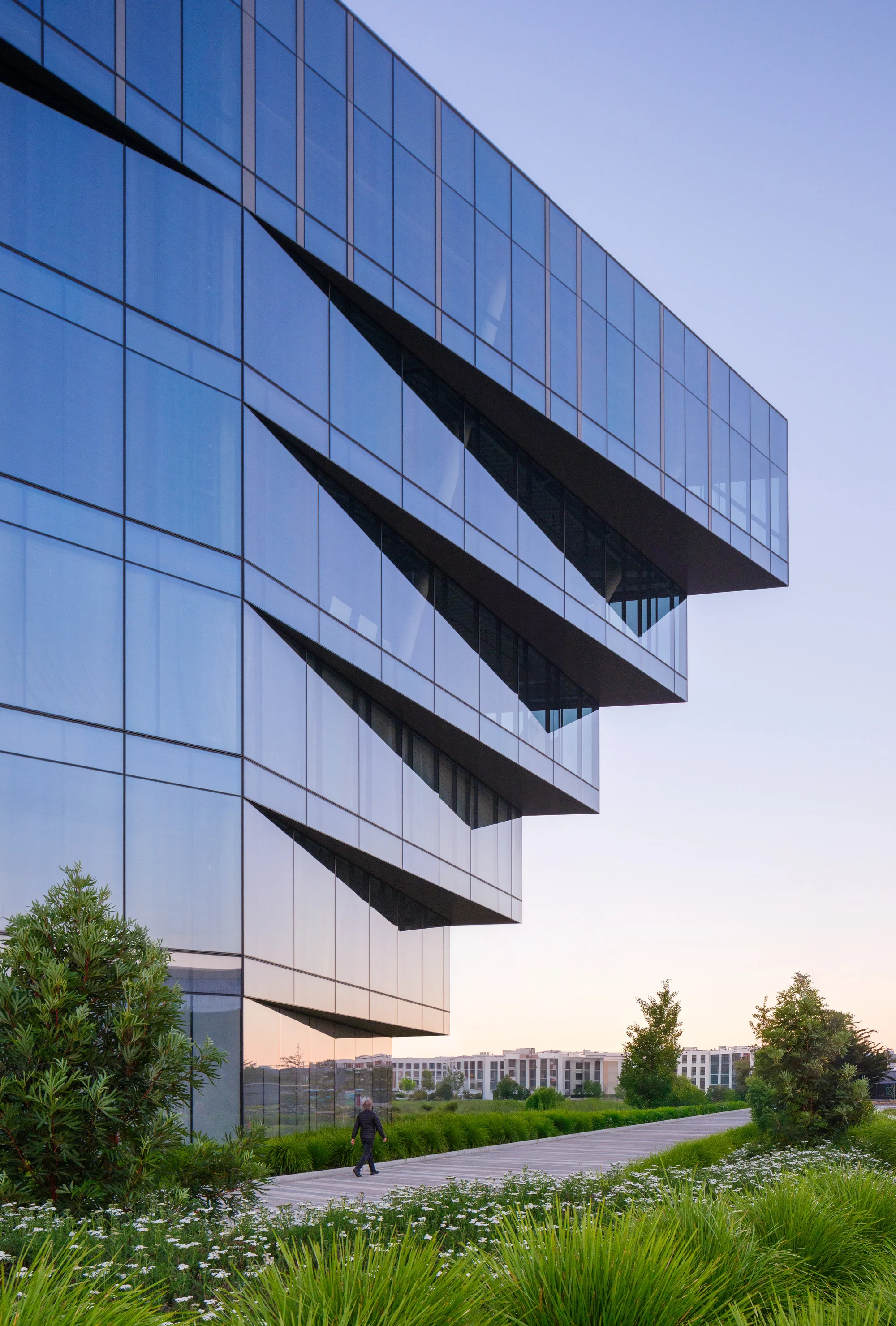 پلان بازِ اداری پر از نور