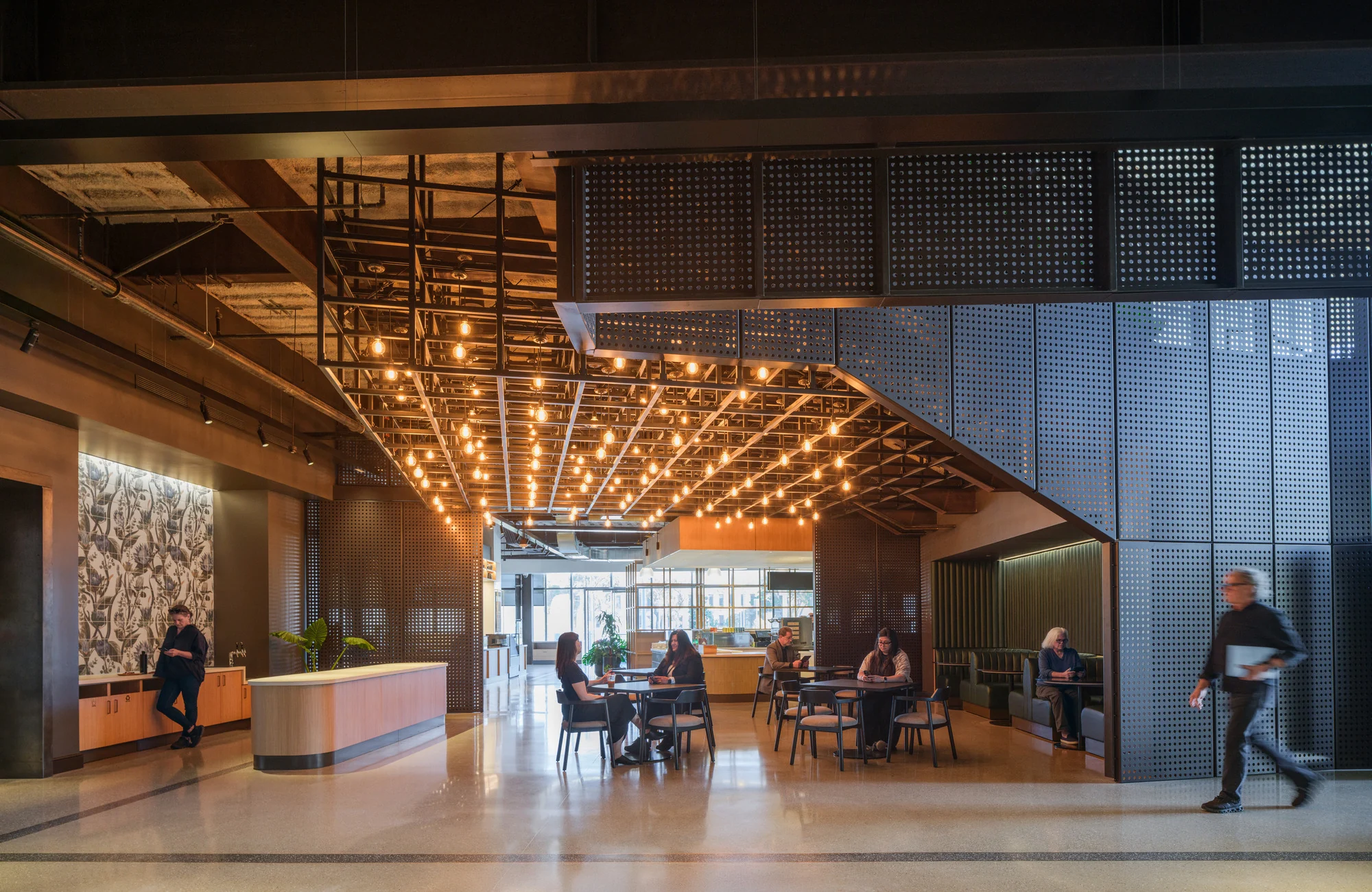 لابی دوطبقه با پله عریض