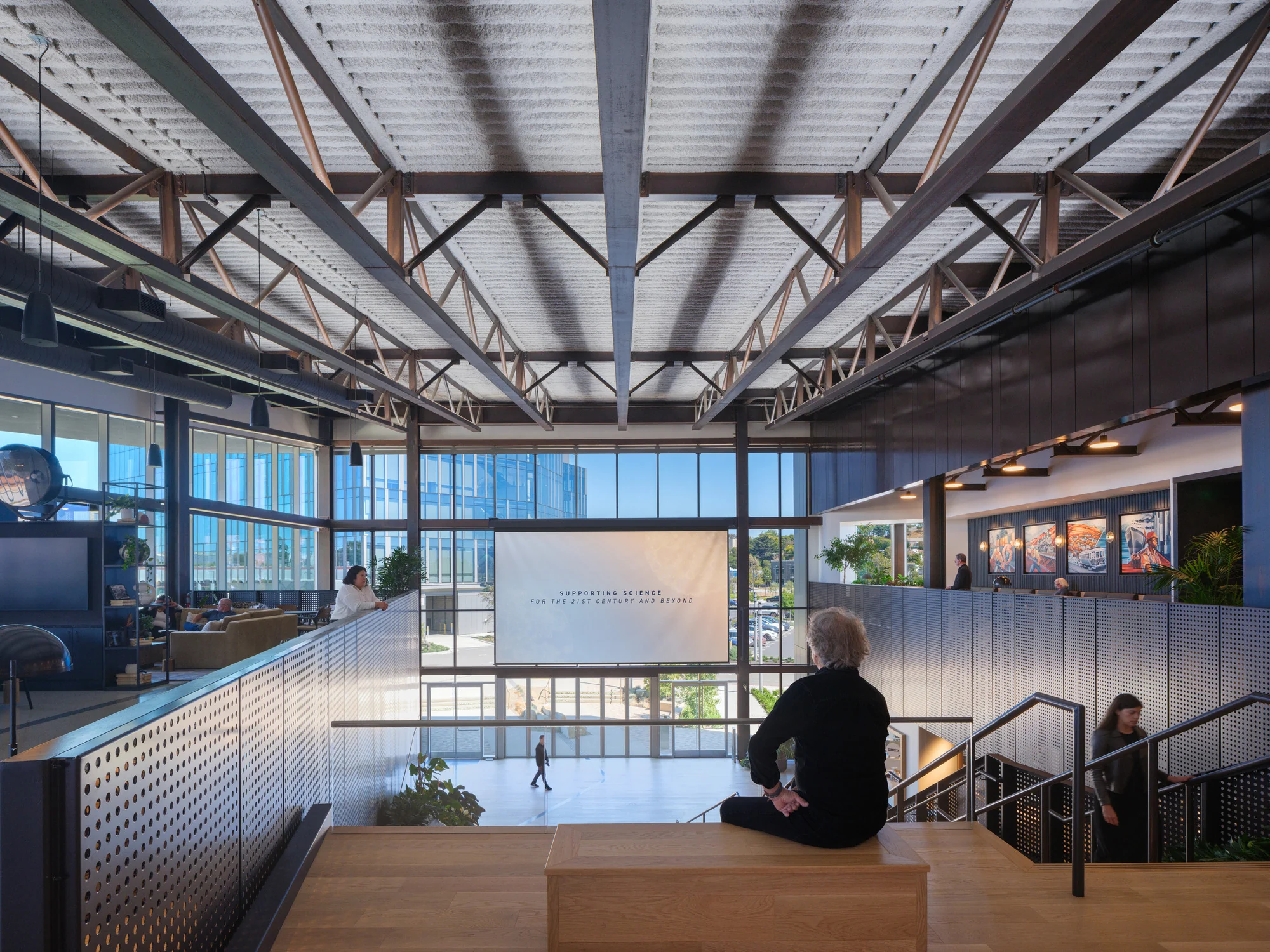 سقف زمینهواپیما در میان محوطه