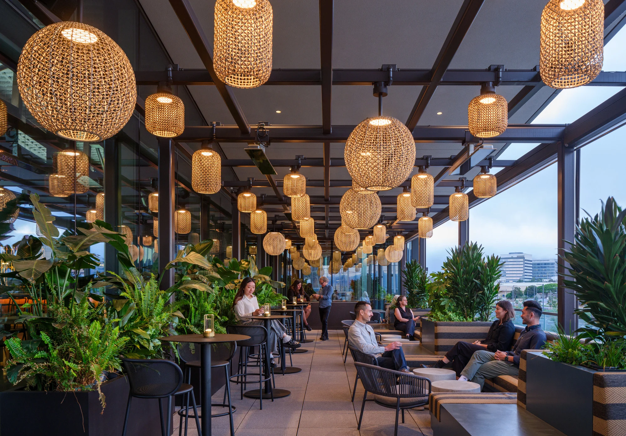 بار روی پشتبام برای تعامل