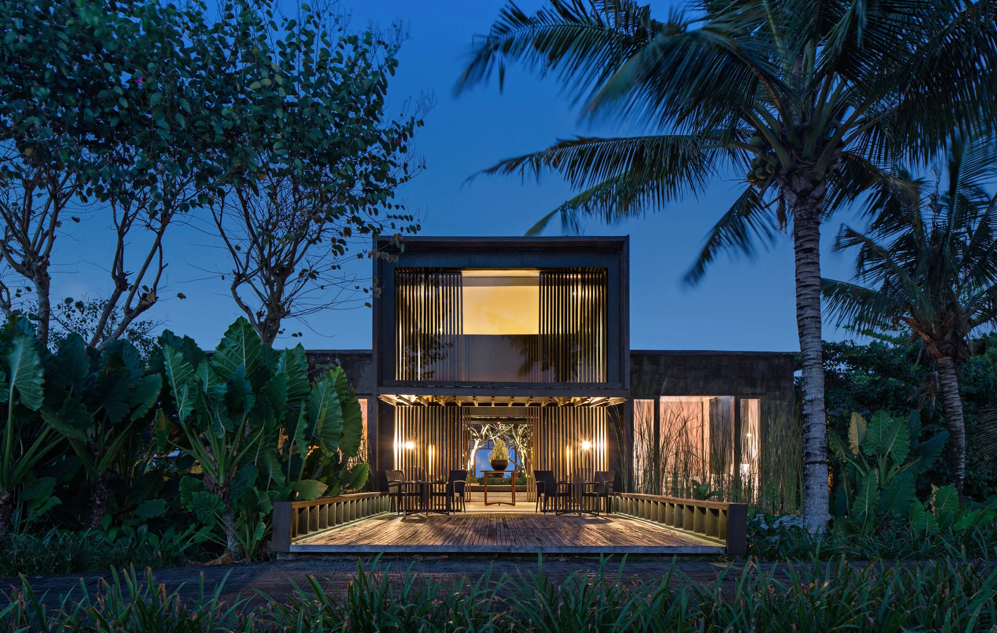 تروازی از چوب و سنگ آتشفشانی