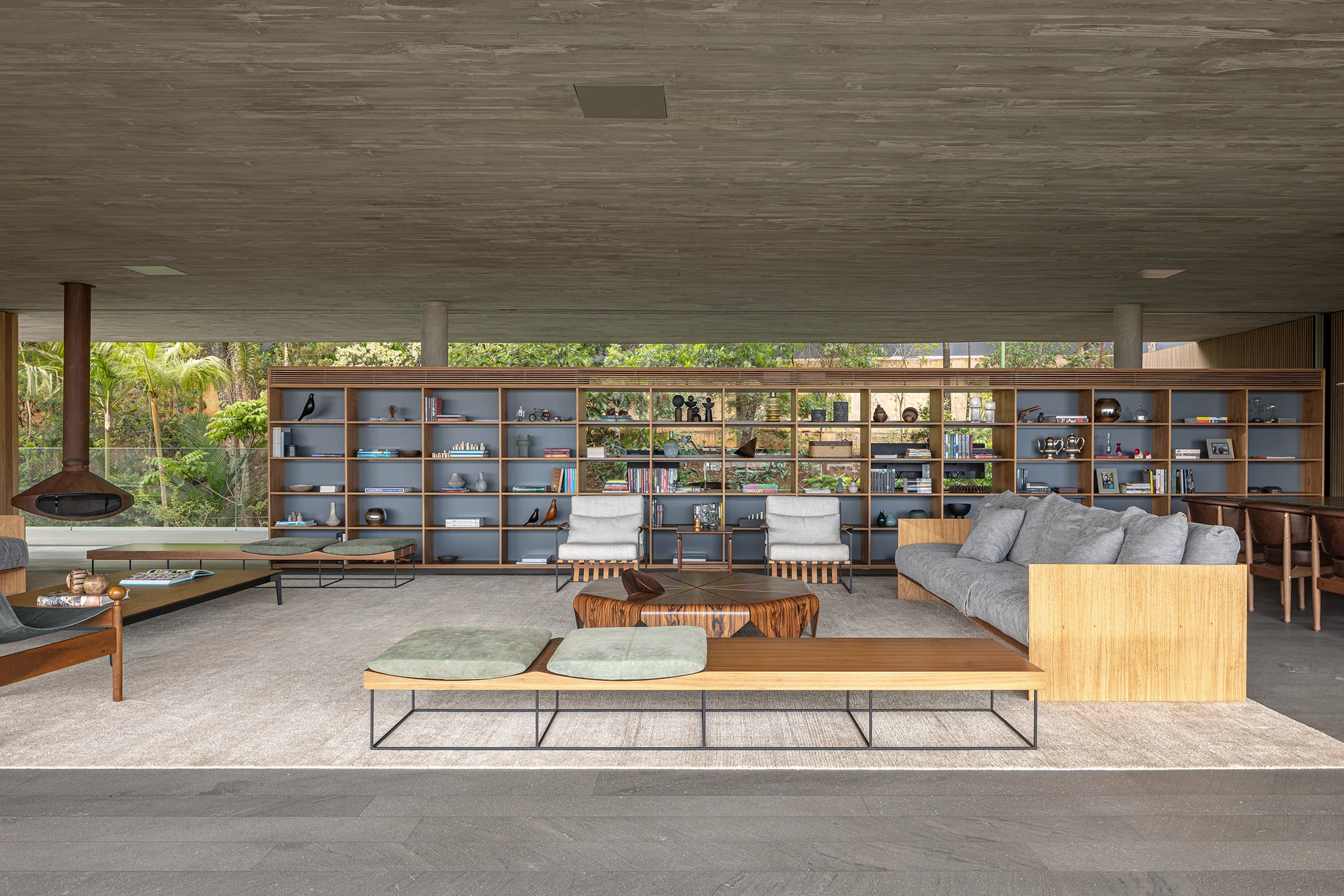 پایین بهوسیله ستونهایی پنهان