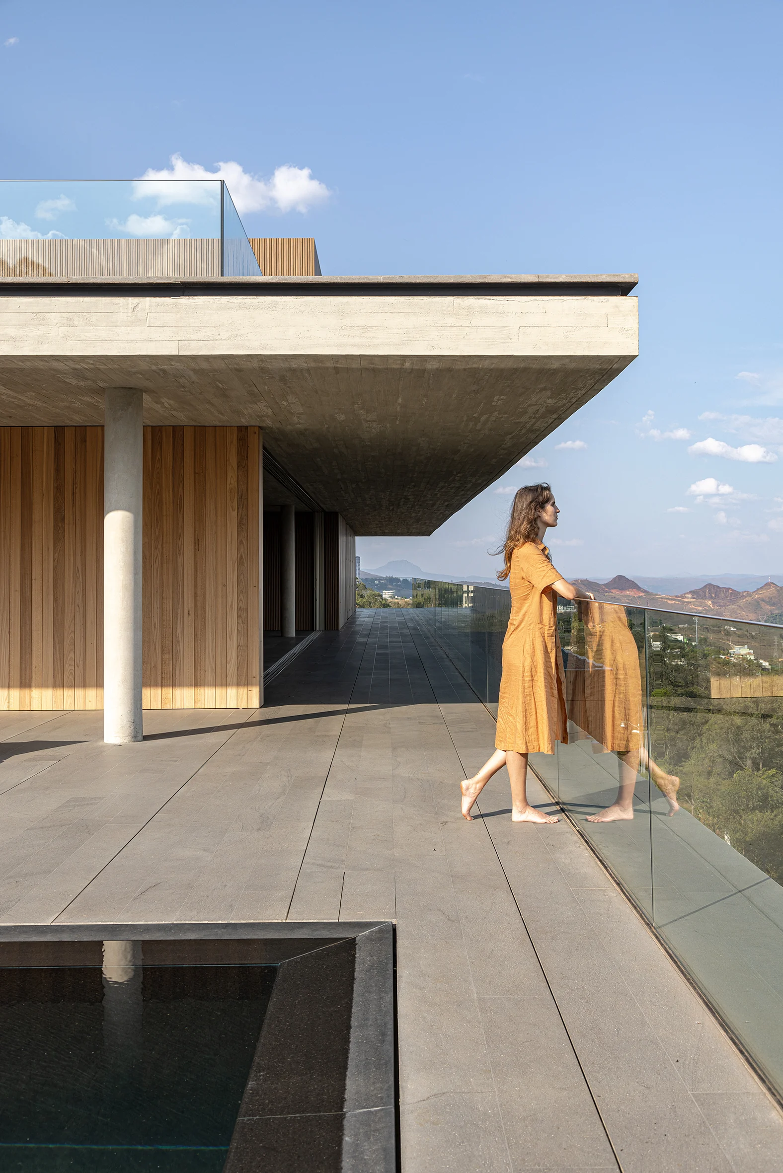 پل ورود از میان درختان