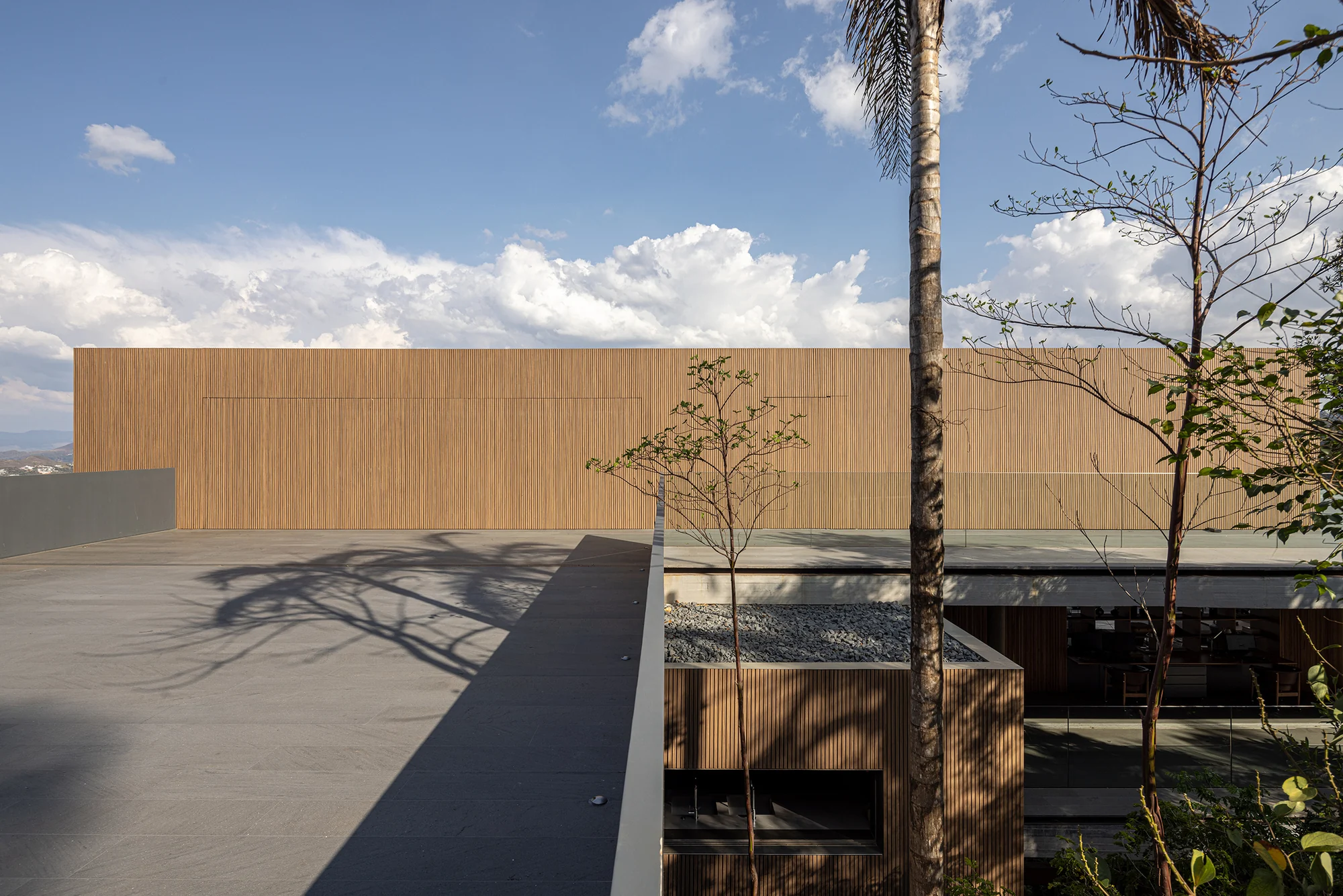 تراس آفتابگیر با استخر شنا