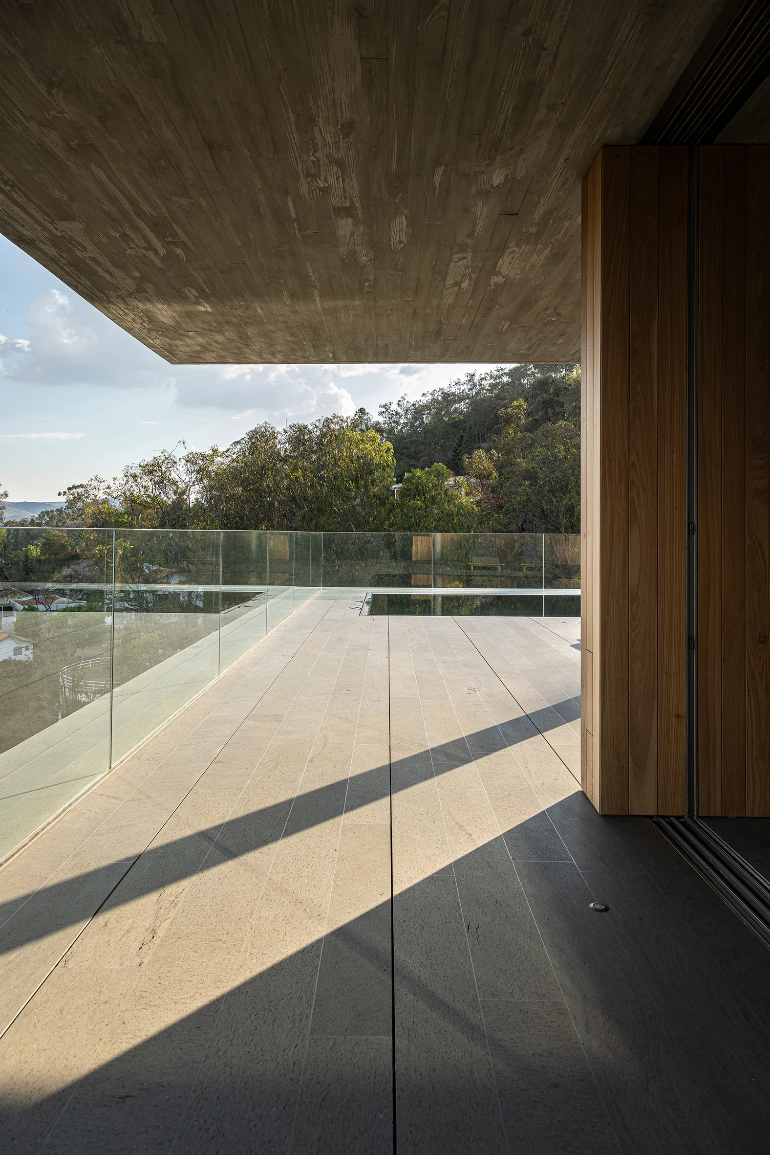 انعکاس آسمان در شیشه جادویی