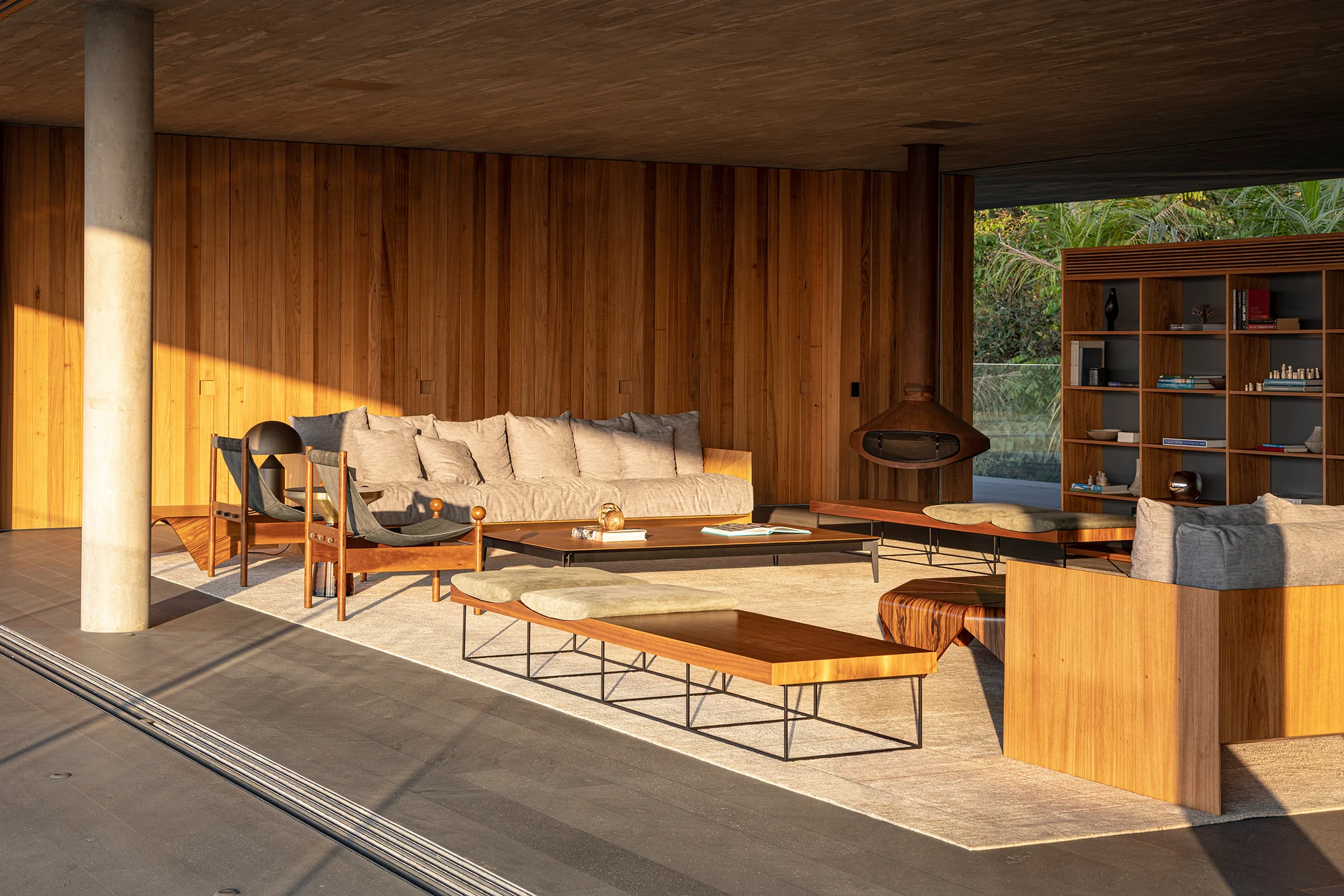 حیاط سبز میان سطوح معلق