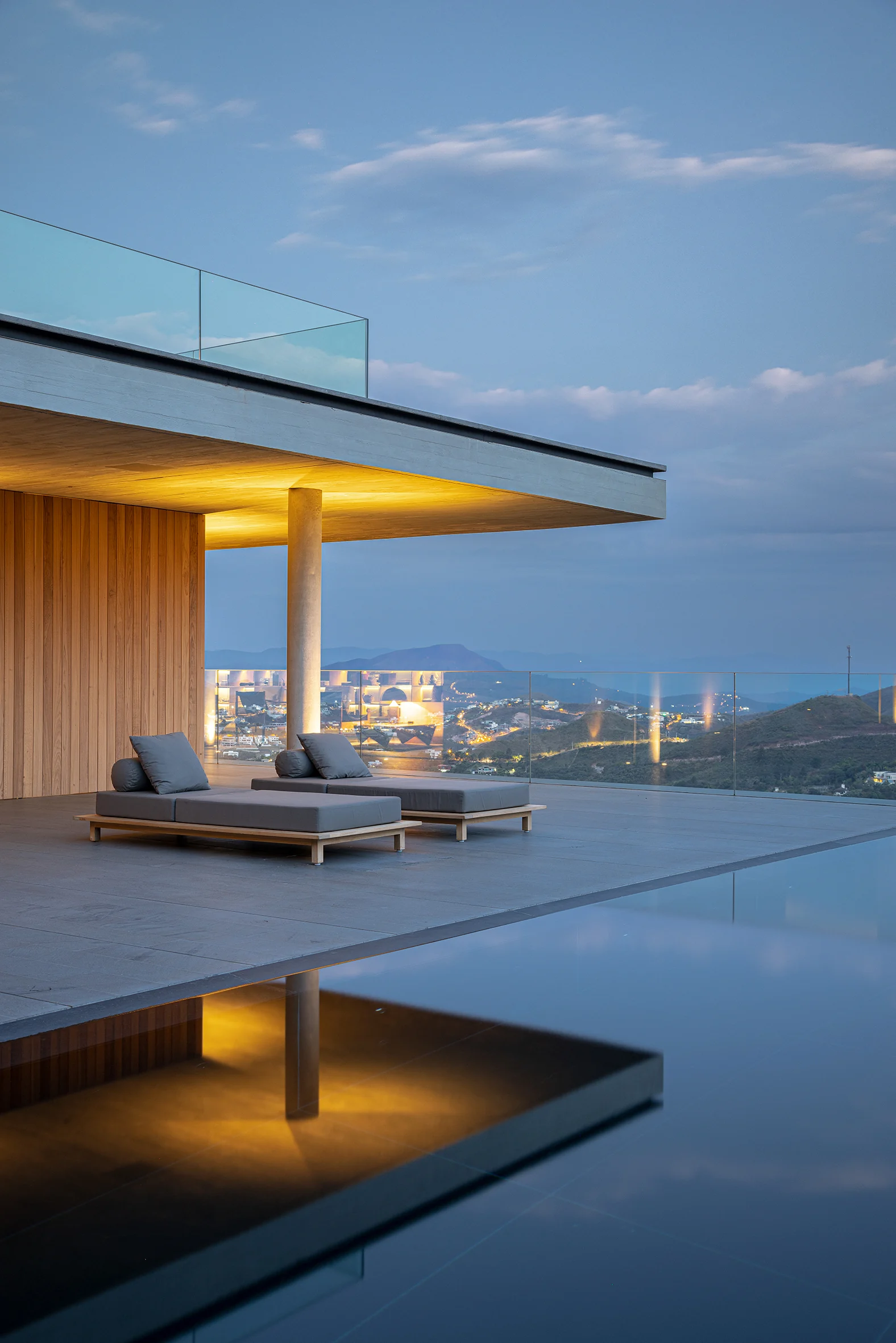 طبقهها با حرکتی تدریجی