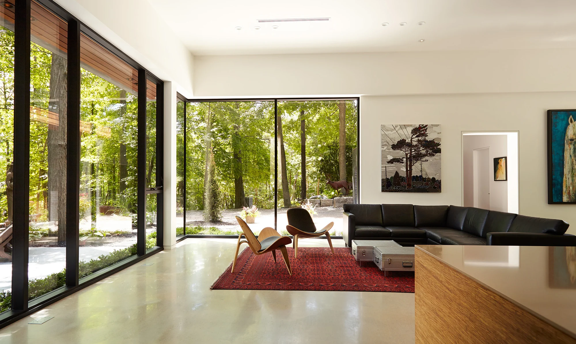 نمای آجری تیره با عمق بصری