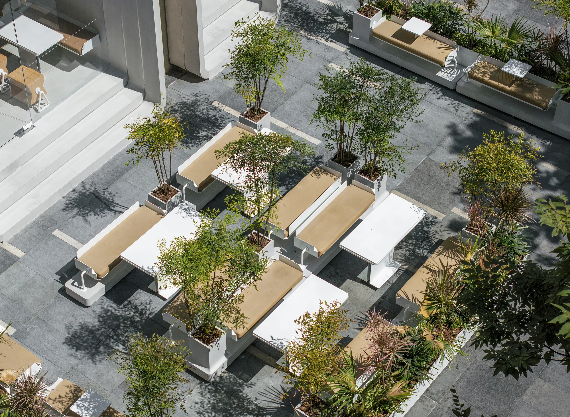 ورودی تونلی با دروازههای برجسته