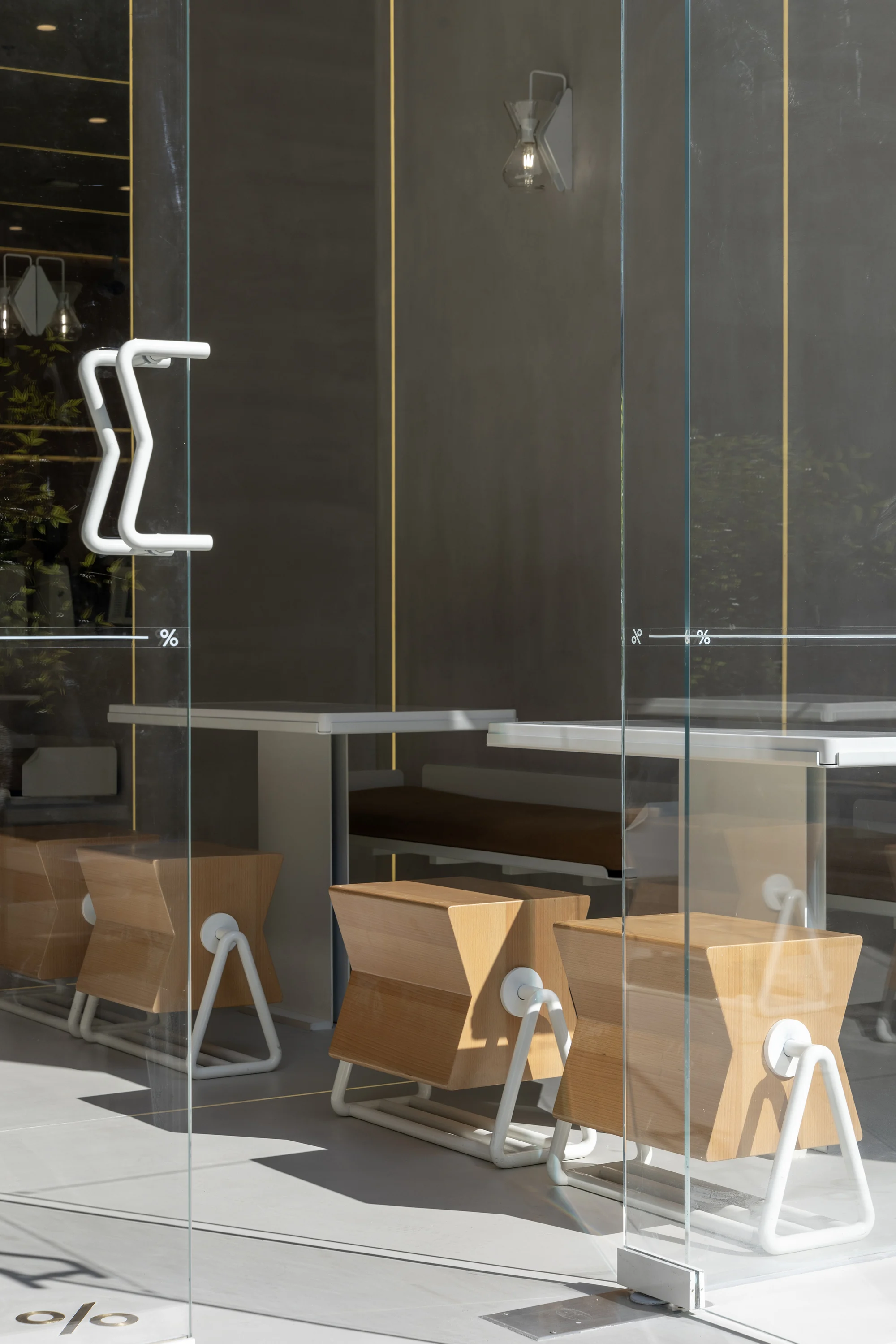 فضای نشیمن با بافت چوبی