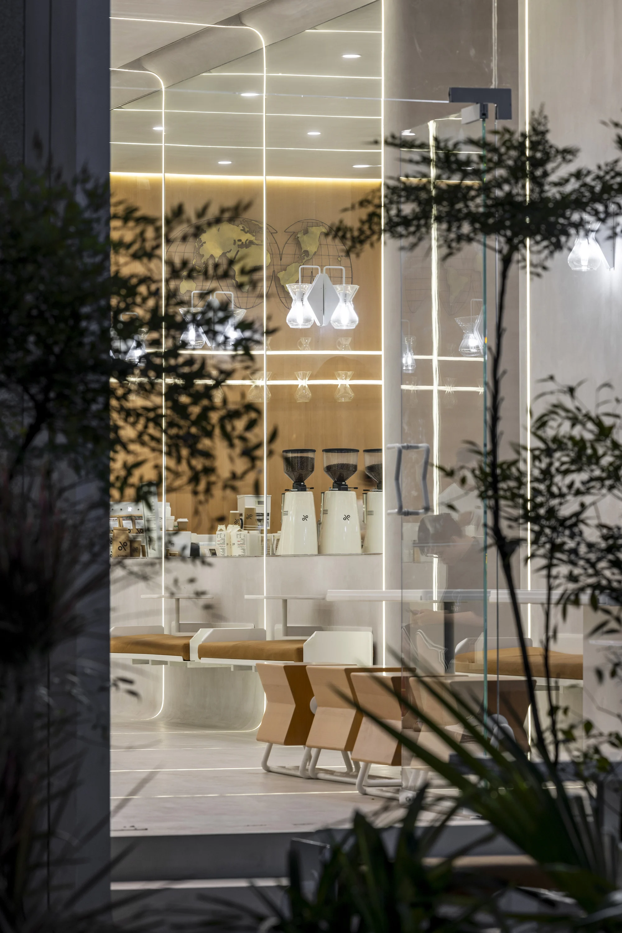 چیدمان متوازن صندلی و نیمکت