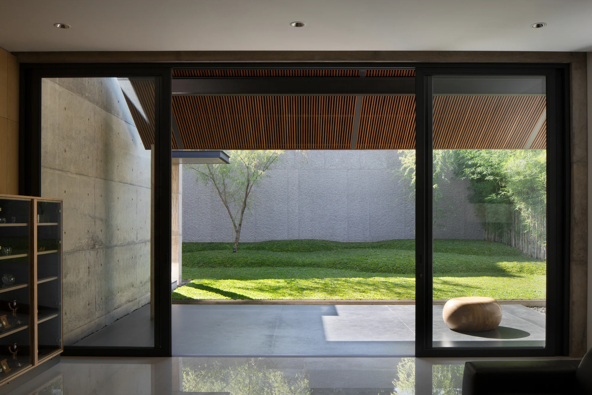 حیاط خشک جلو سالن غذاخوری