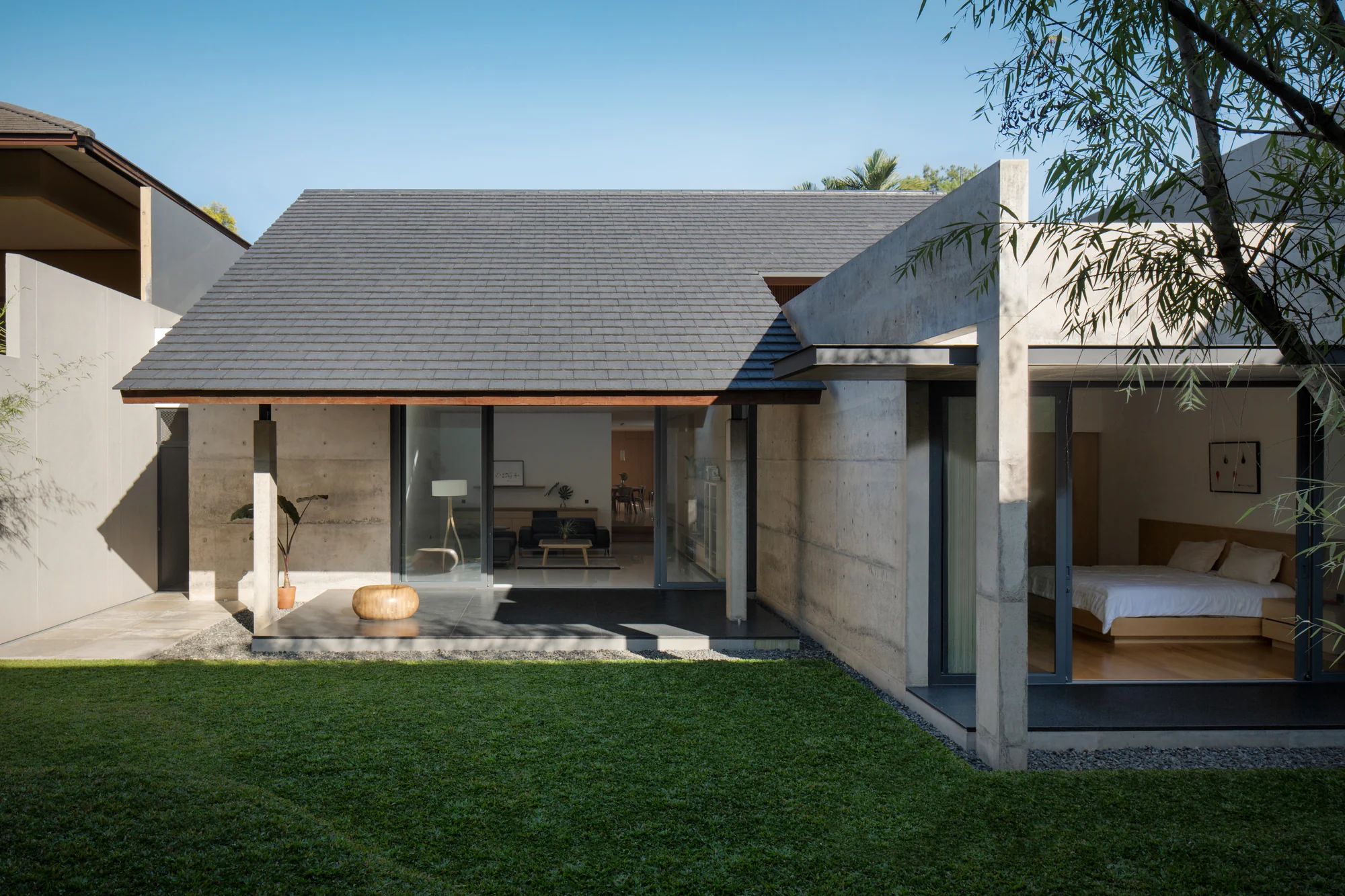 انعکاس نور بر سطح بتن