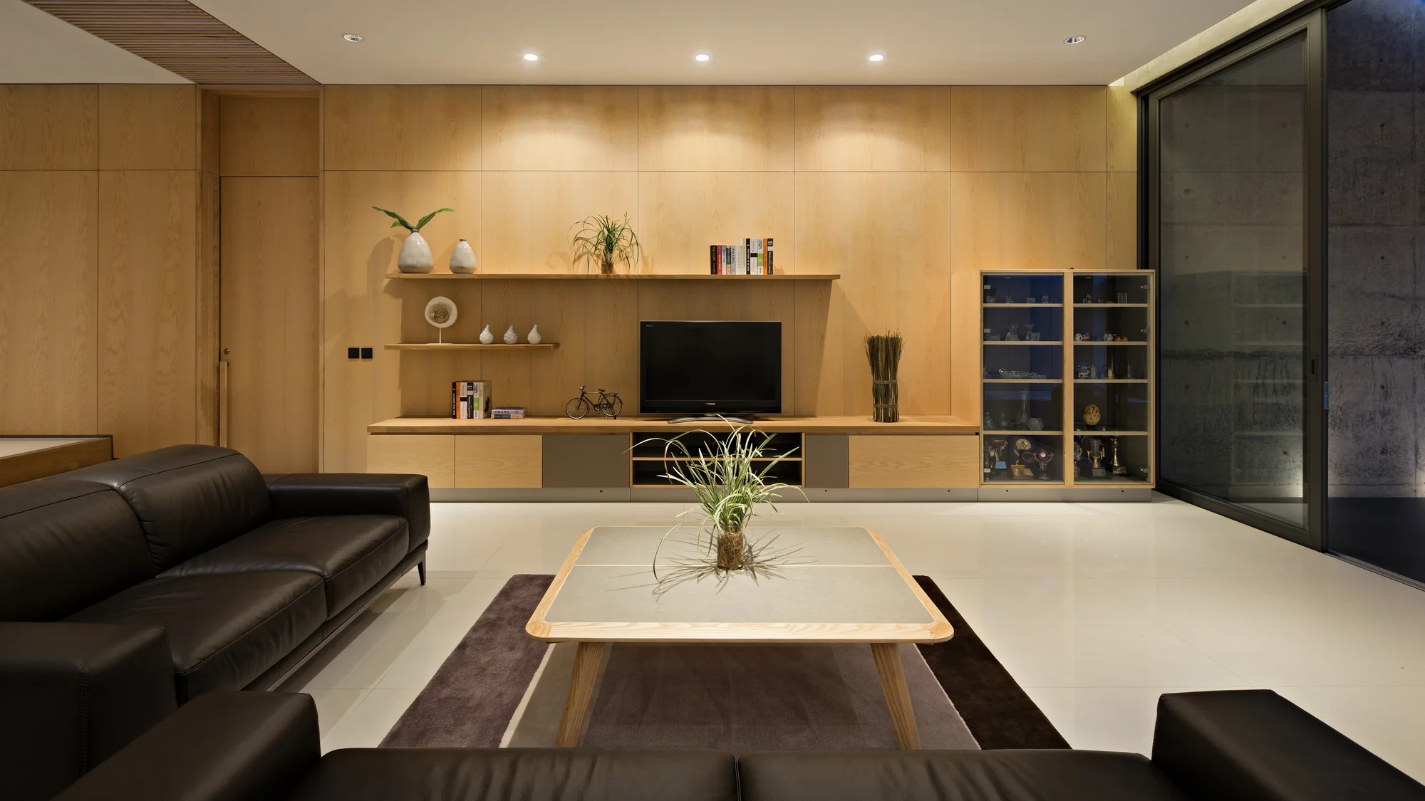 نور صبحگاهی از شرق ساختمان