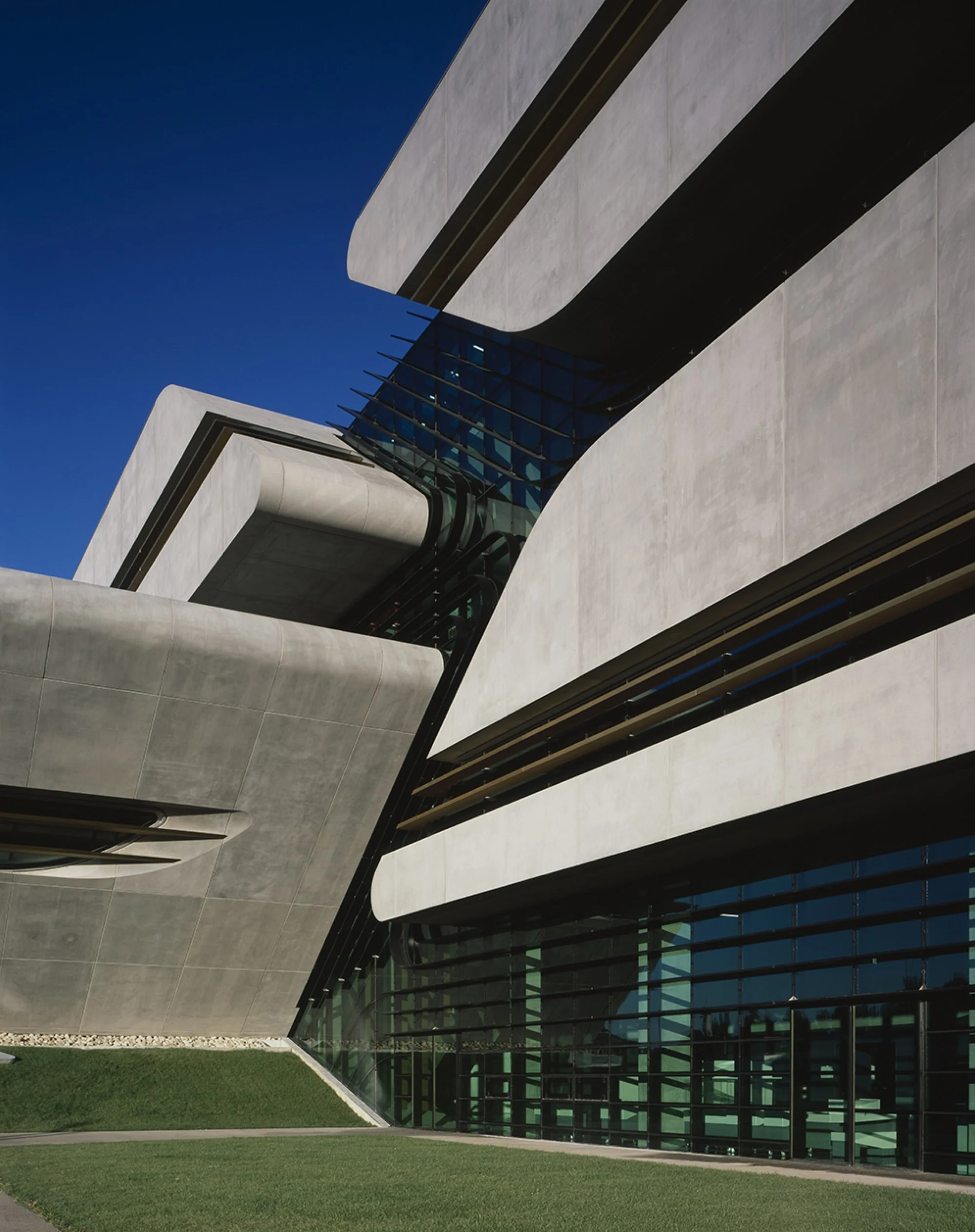 نمایی موج‌دار از بتن پیش‌ساخته