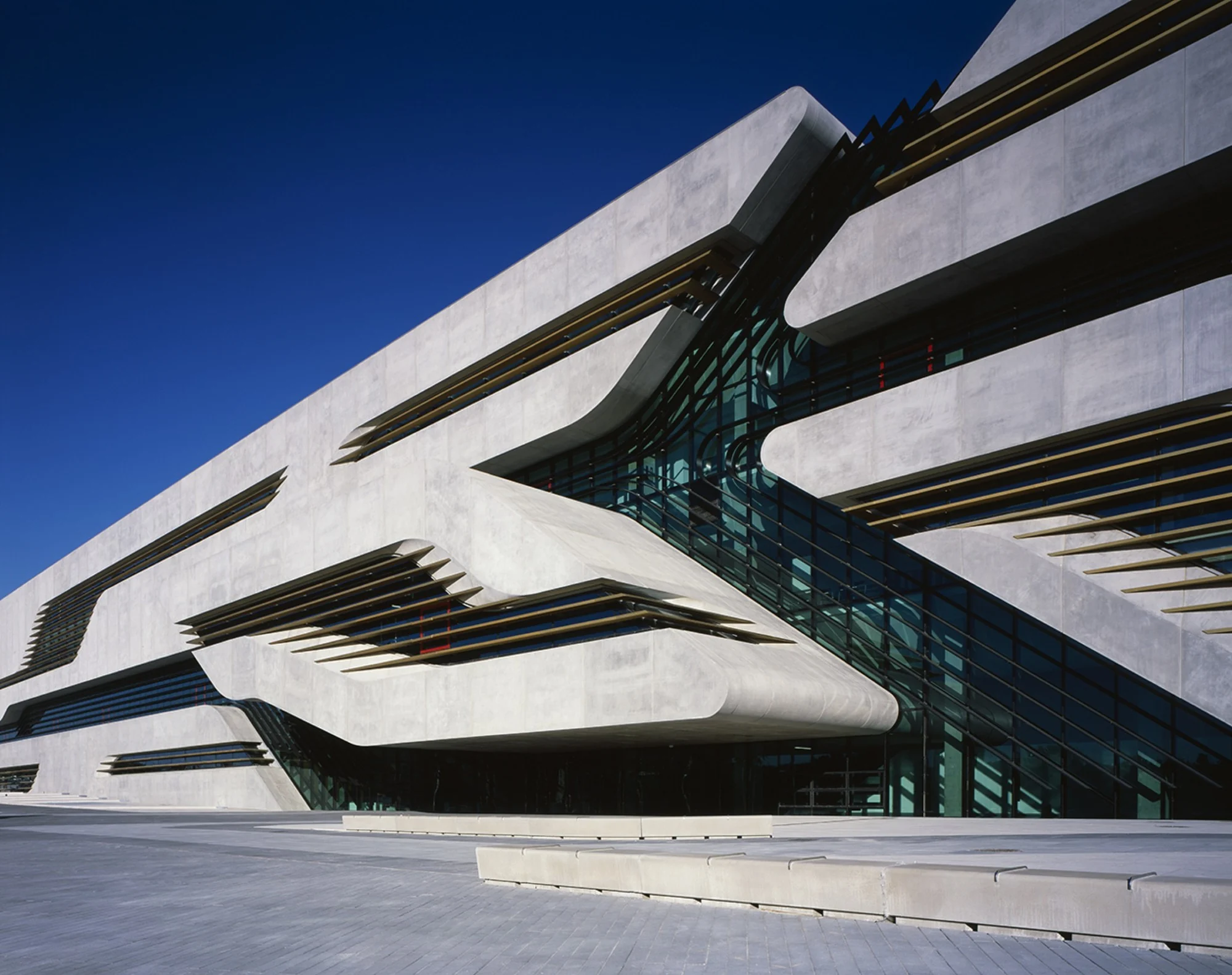 سطح وسیع شیشه با جداره فرو رفته