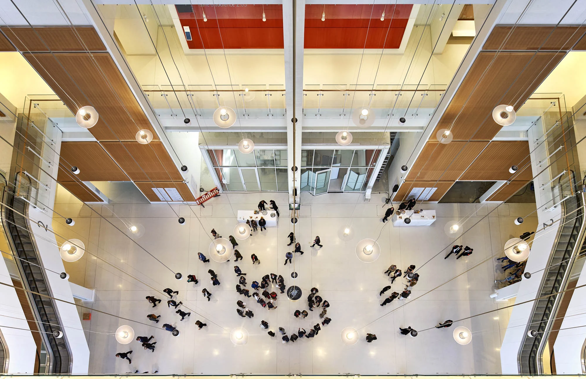 بدنه موجی با قاب‌های شیشه‌ای