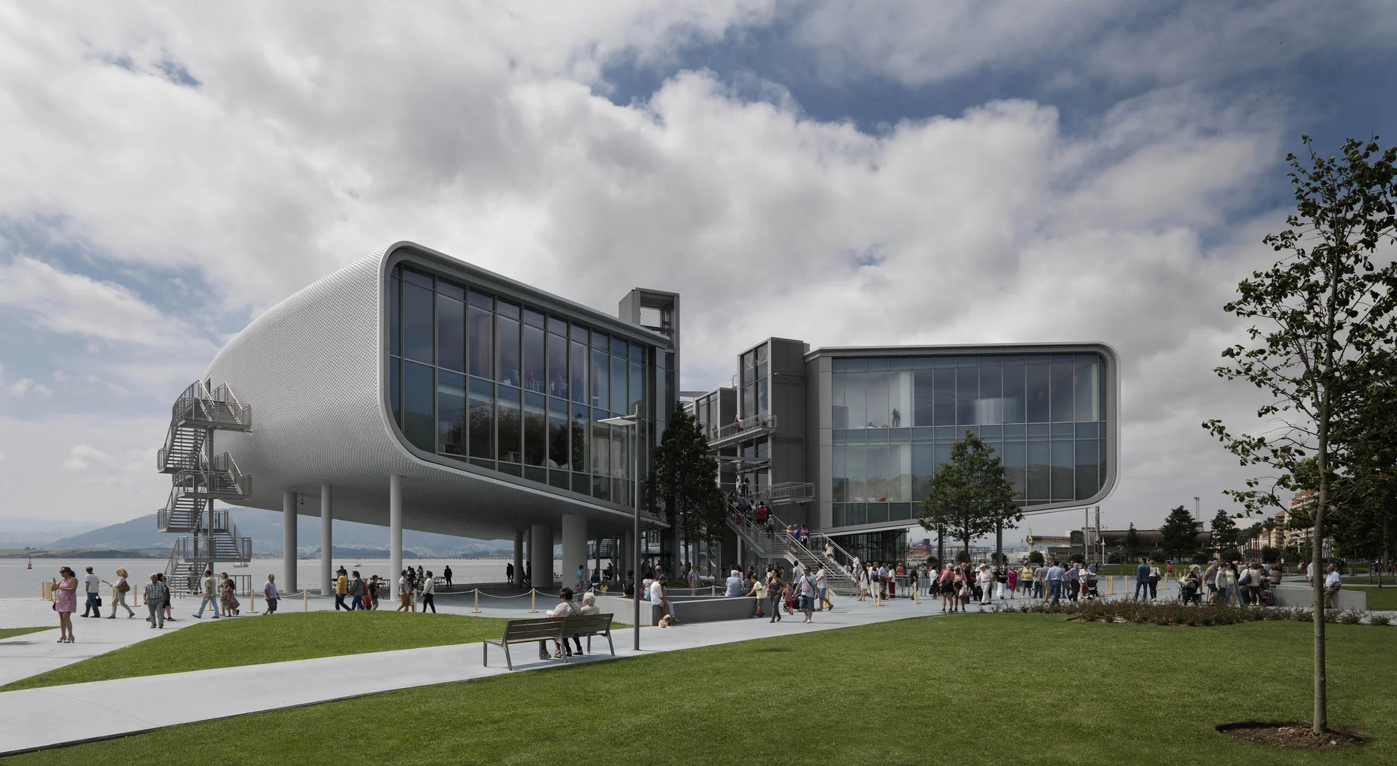 حجم معلق بر استیل ستونها