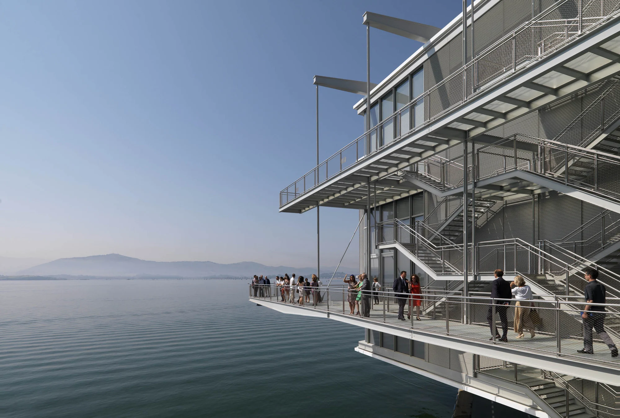 نمای سرامیکی رنگ مرواریدی بازتابی