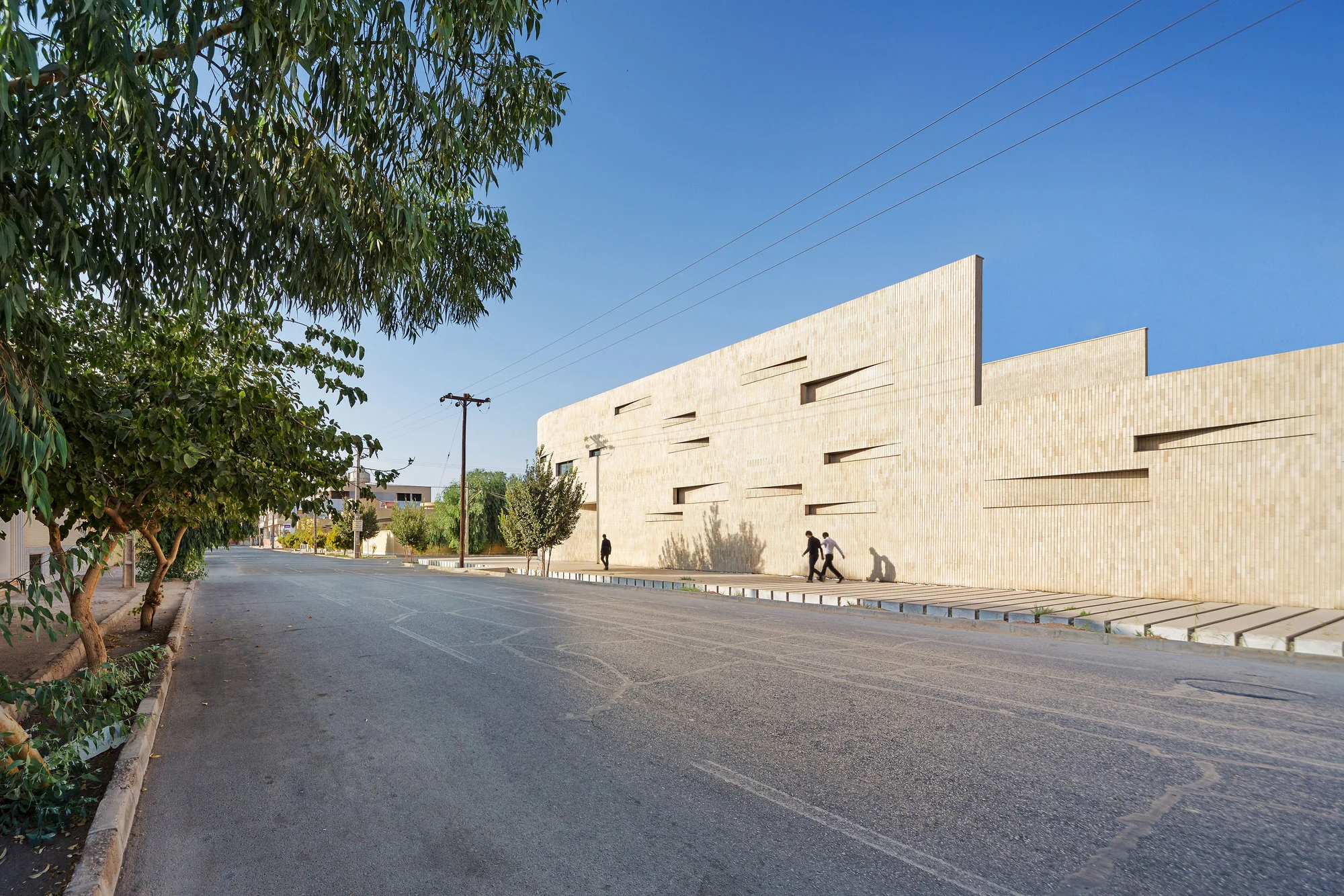 راهرو سایبانی در امتداد نما