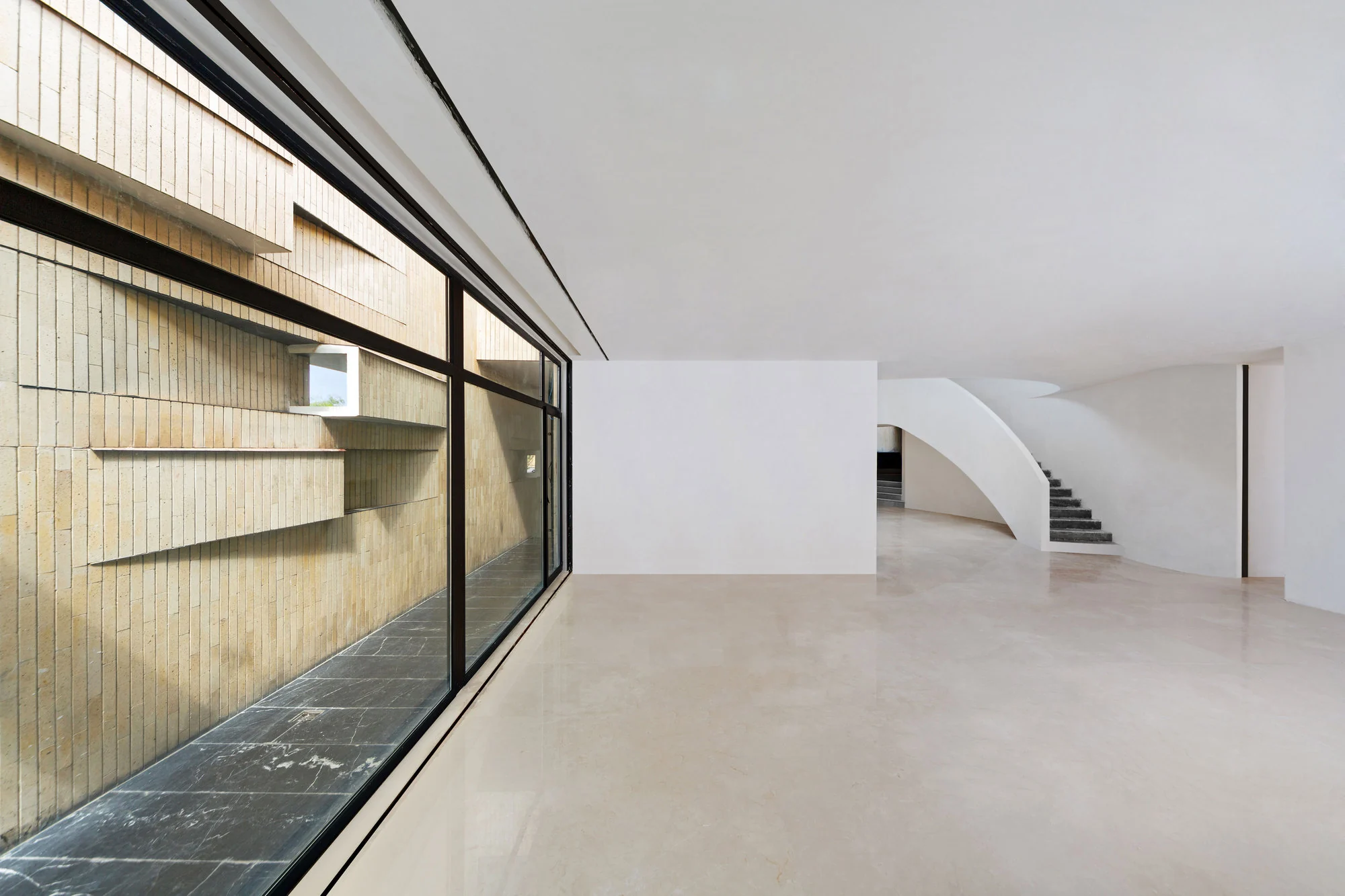 حیاط خصوصی میان فضاهای عمومی