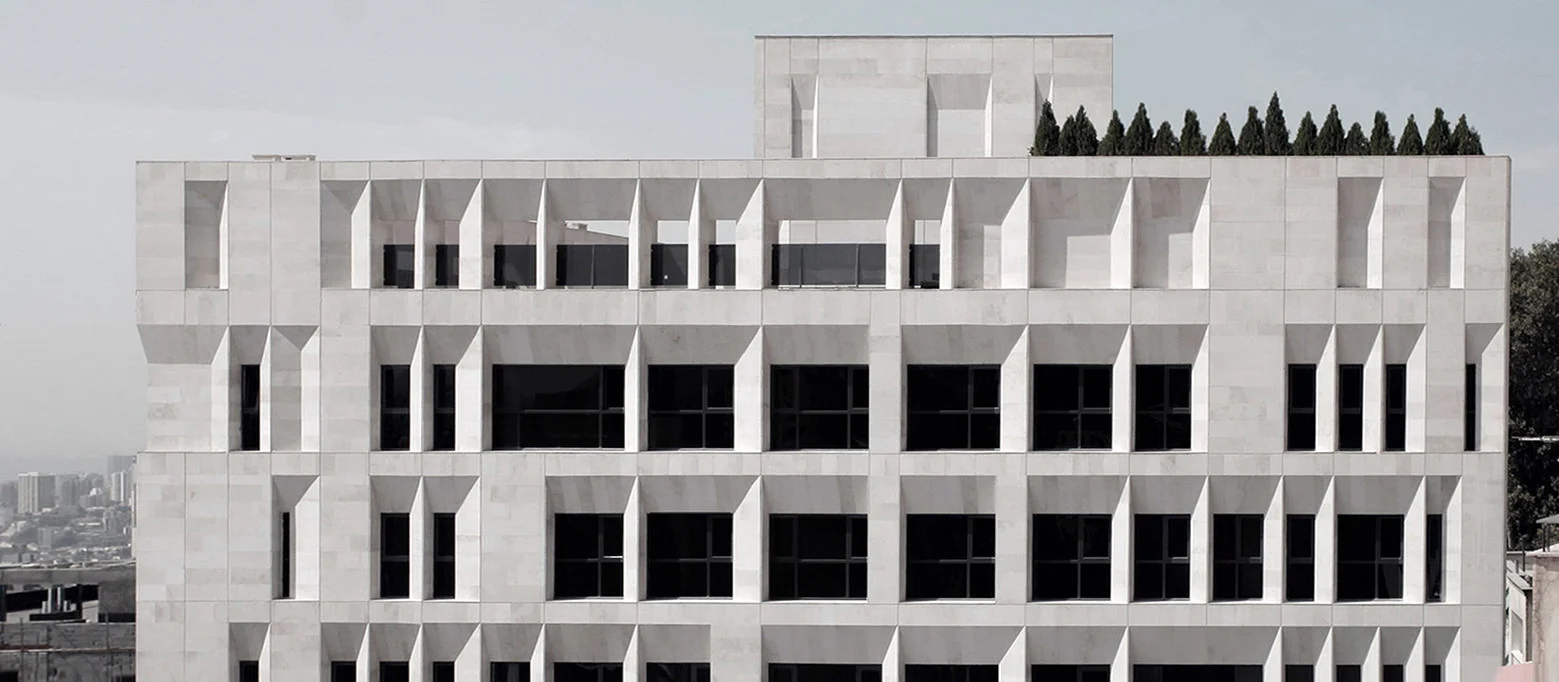 نمای حجمی با بازشو مرکزی