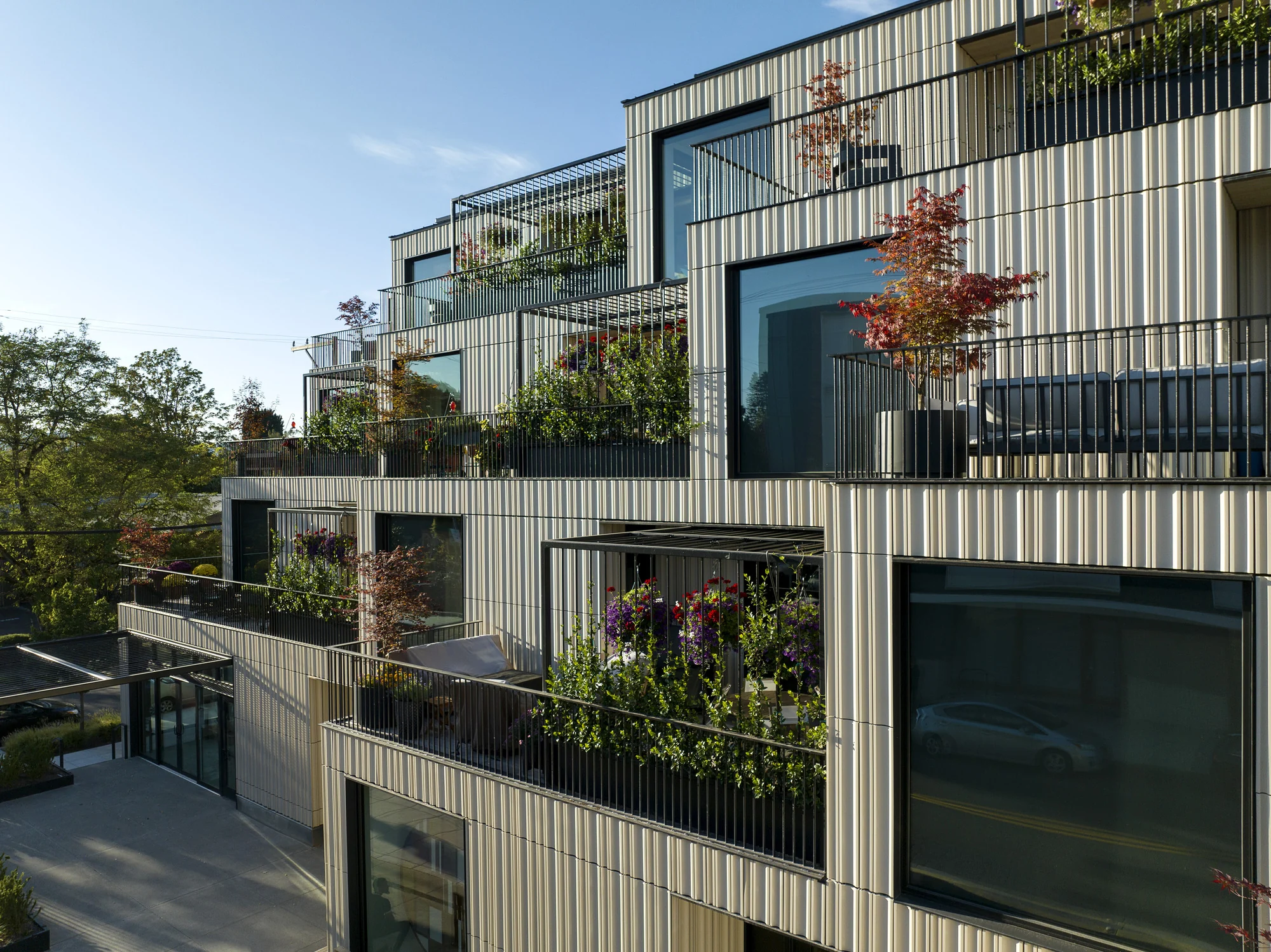 فضای تجاری در پایین ساختمان