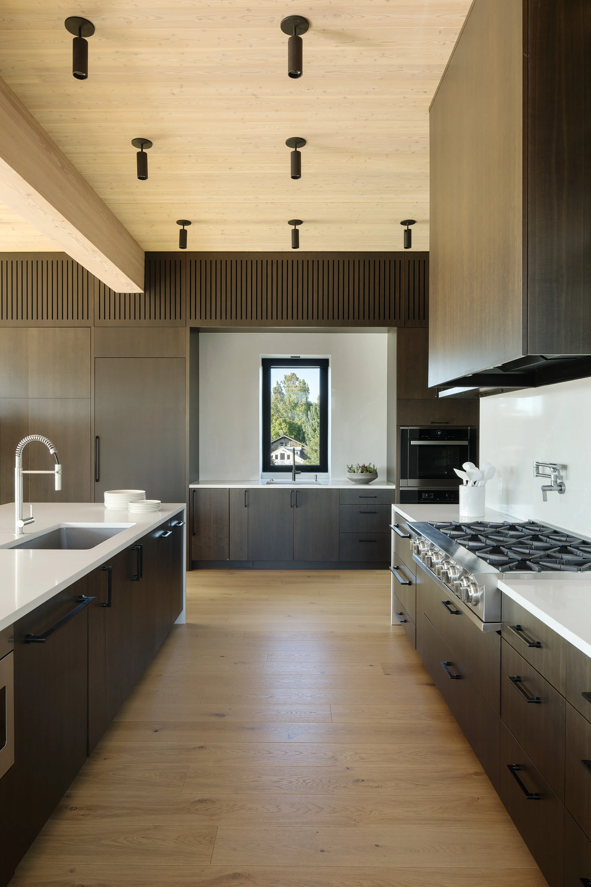 چوب سفید بلوط در کف و سقف