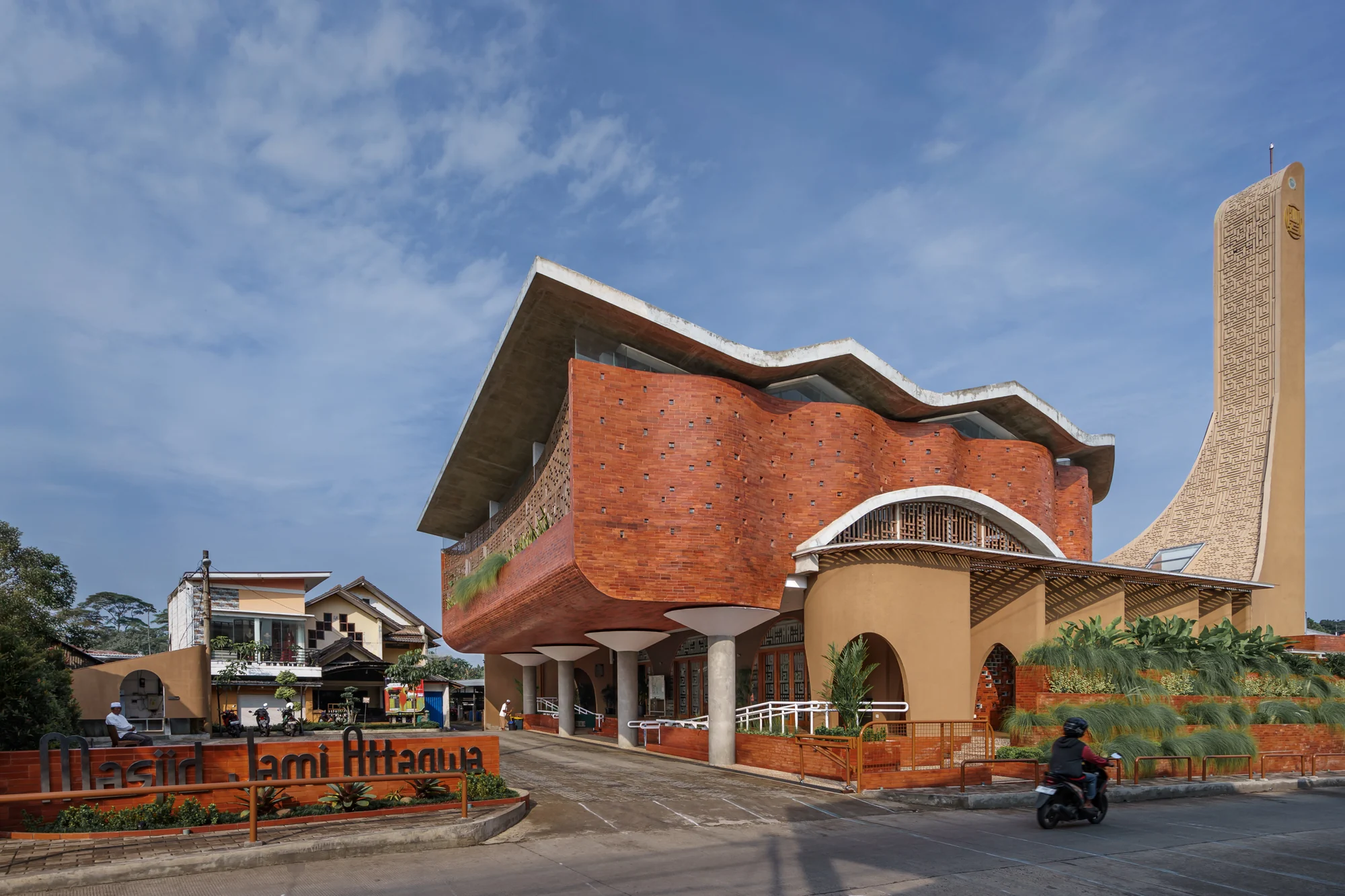 گنبد نیمهشفاف روی حجم مرکزی