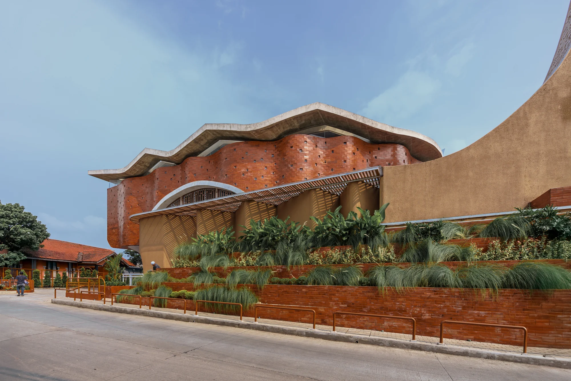 منارهای ظریف در ضلع شرقی