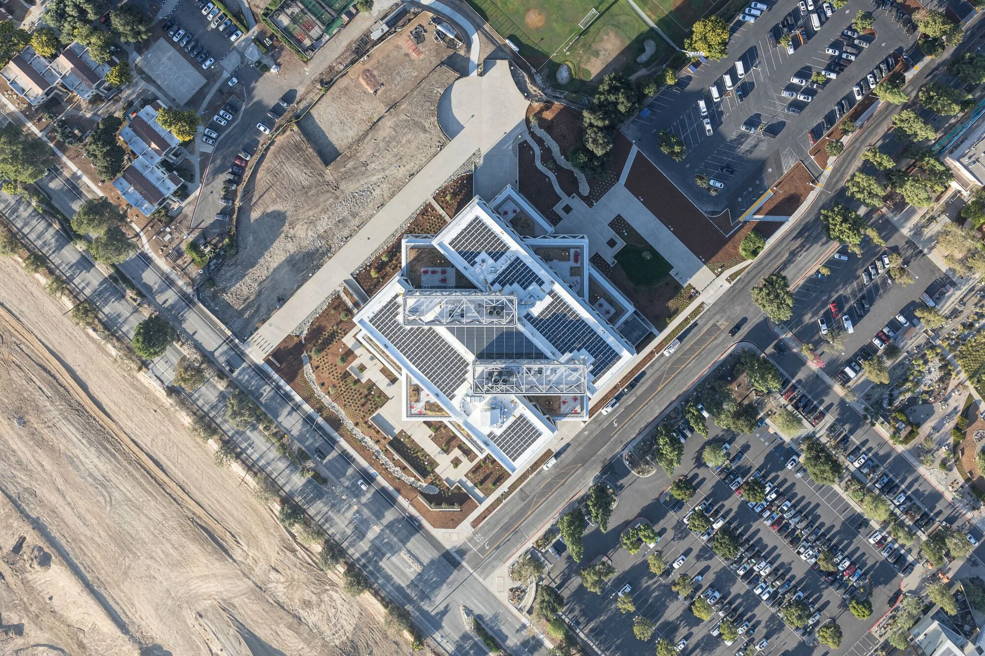 حیاط بیرونی مجاور مرکز علوم رابرت دی، طراحی‌شده برای تعامل و استراحت دانشجویان.