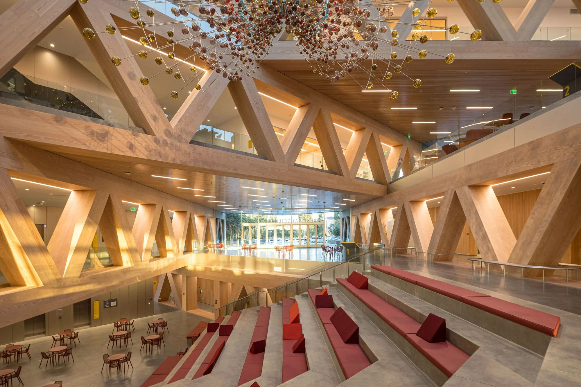 آتریوم شیشه‌ای مرکز علوم رابرت دی، که نور طبیعی را به داخل هدایت می‌کند.