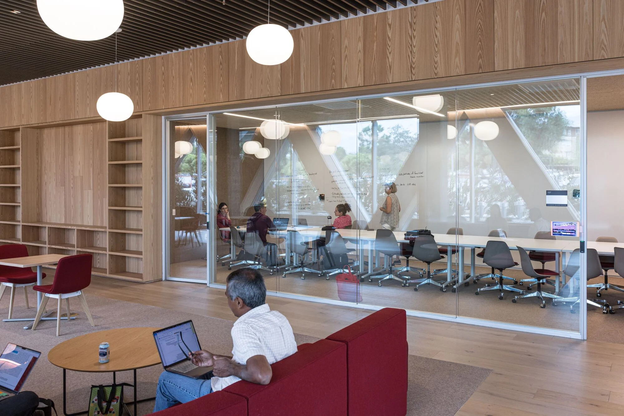 فضای مطالعه داخلی در مرکز علوم رابرت دی، با مبلمان راحت و نور طبیعی.