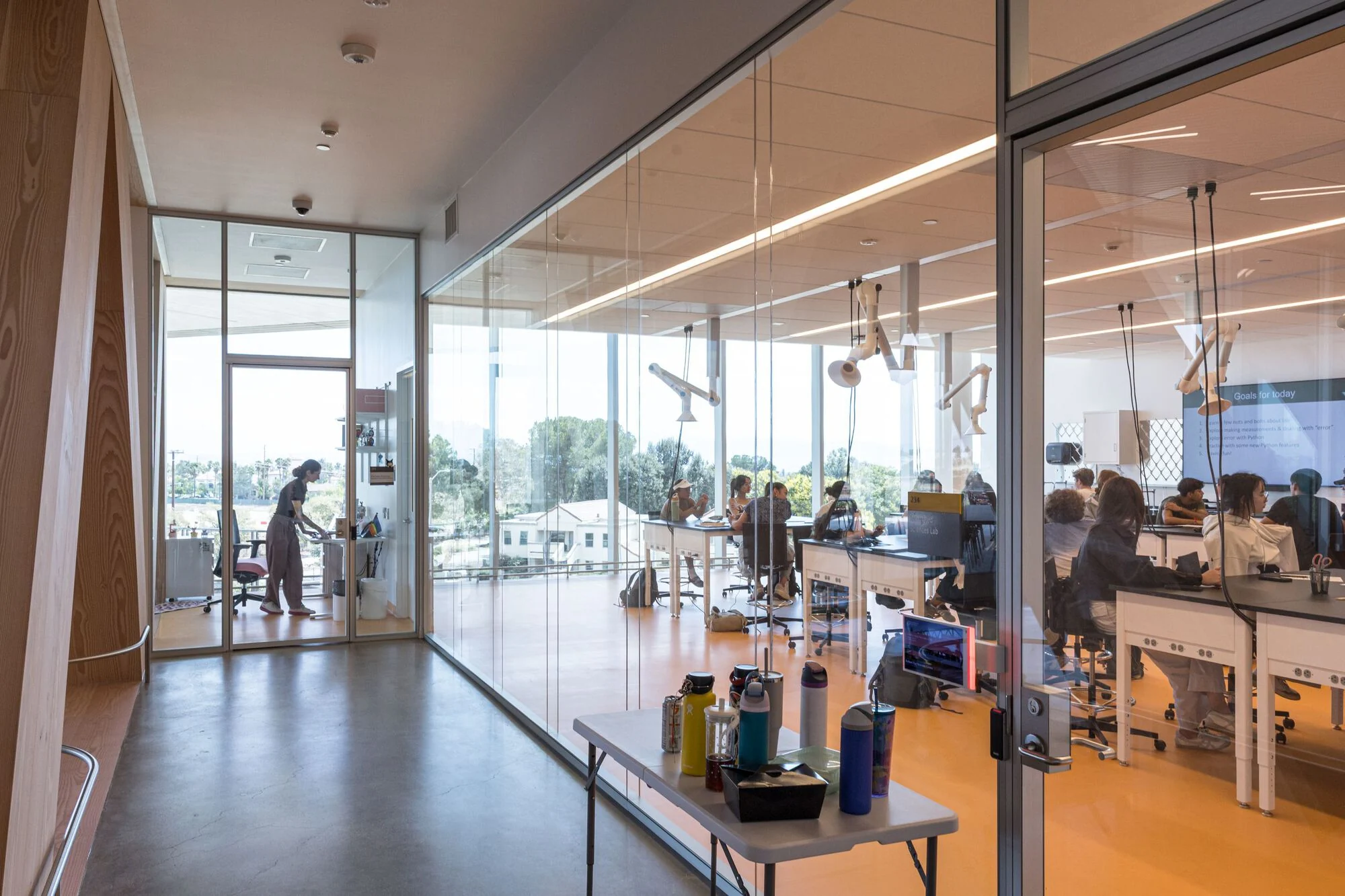 ورودی اصلی مرکز علوم رابرت دی، با طراحی دعوت‌کننده و شیشه‌ای.