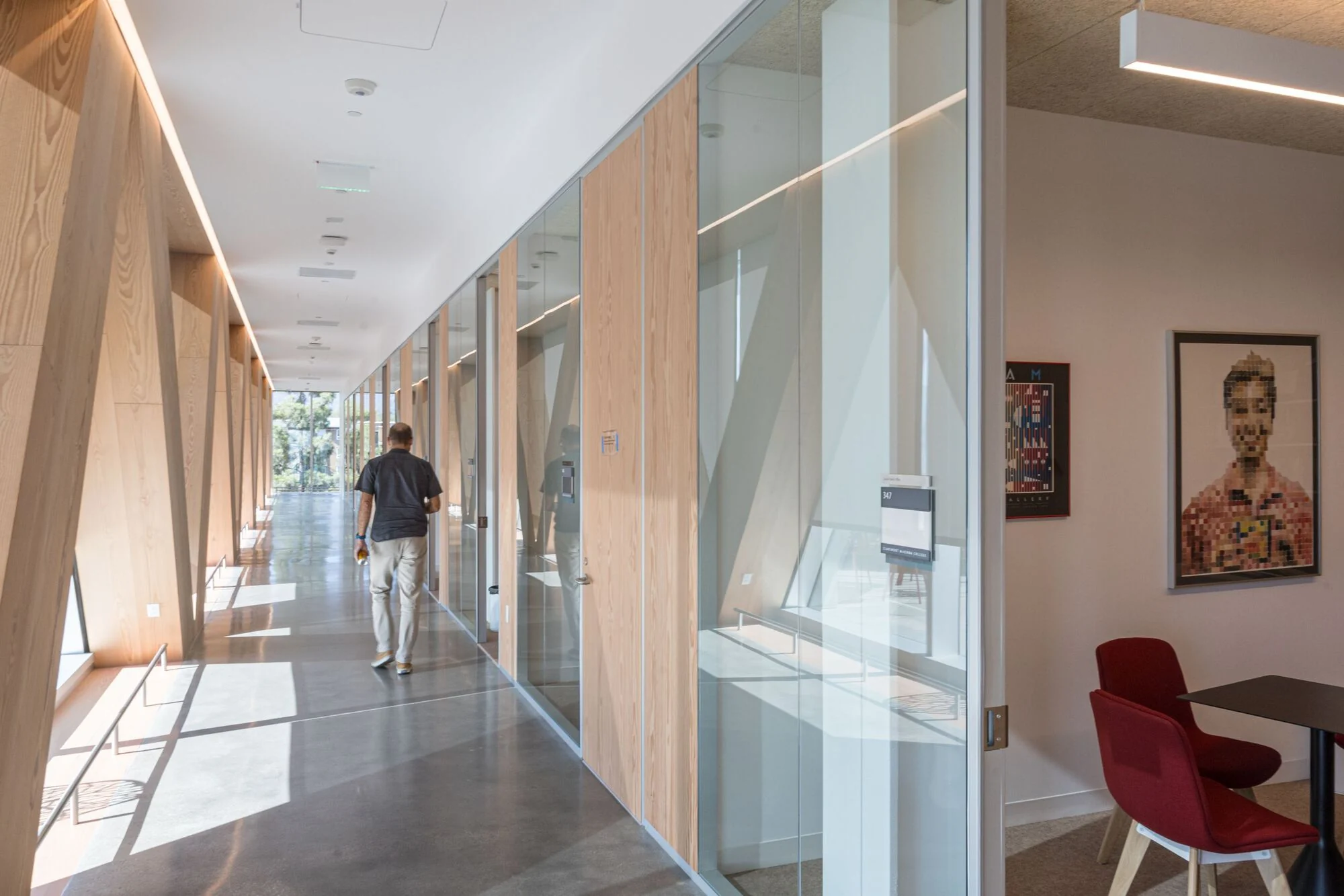 نمای هوایی از مرکز علوم رابرت دی، در کنار سایر ساختمان‌های پردیس کلرمونت مک‌کنا.