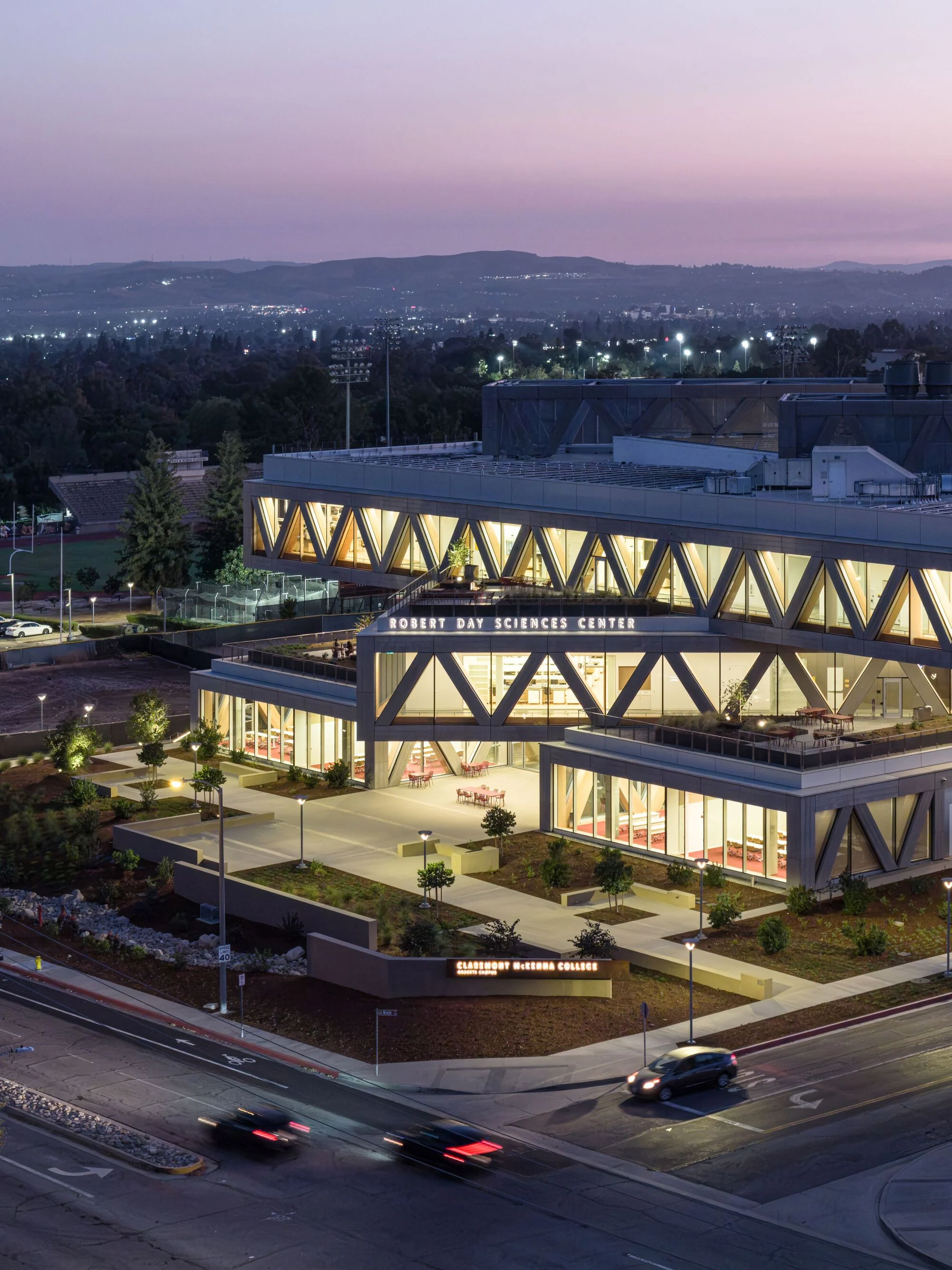 کلاس درس کوچک در مرکز علوم رابرت دی، با طراحی صمیمی و فناوری مدرن.