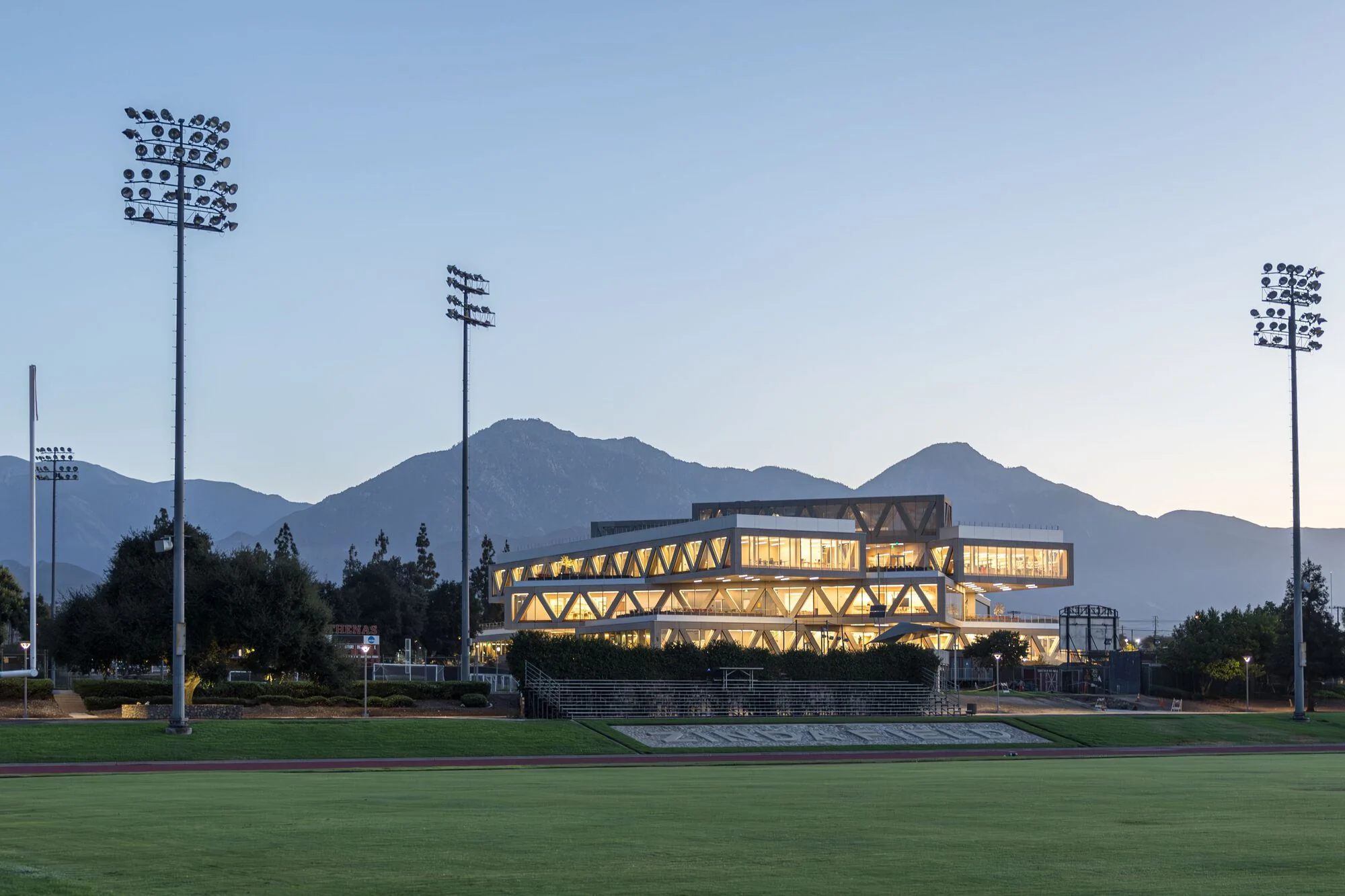 نمای خارجی مرکز علوم رابرت دی در روز، با انعکاس آسمان آبی.