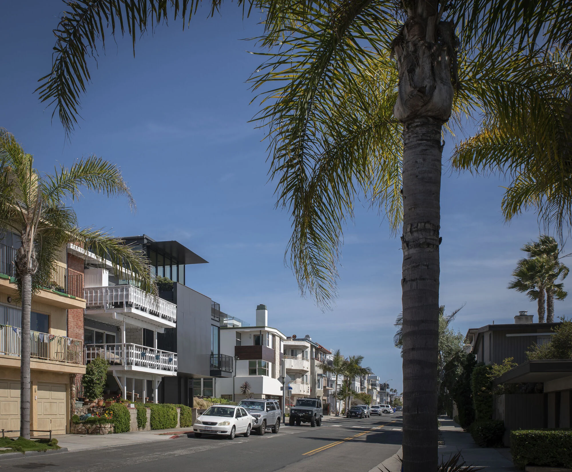 نما فلزی تیره با پنجره‌های بزرگ