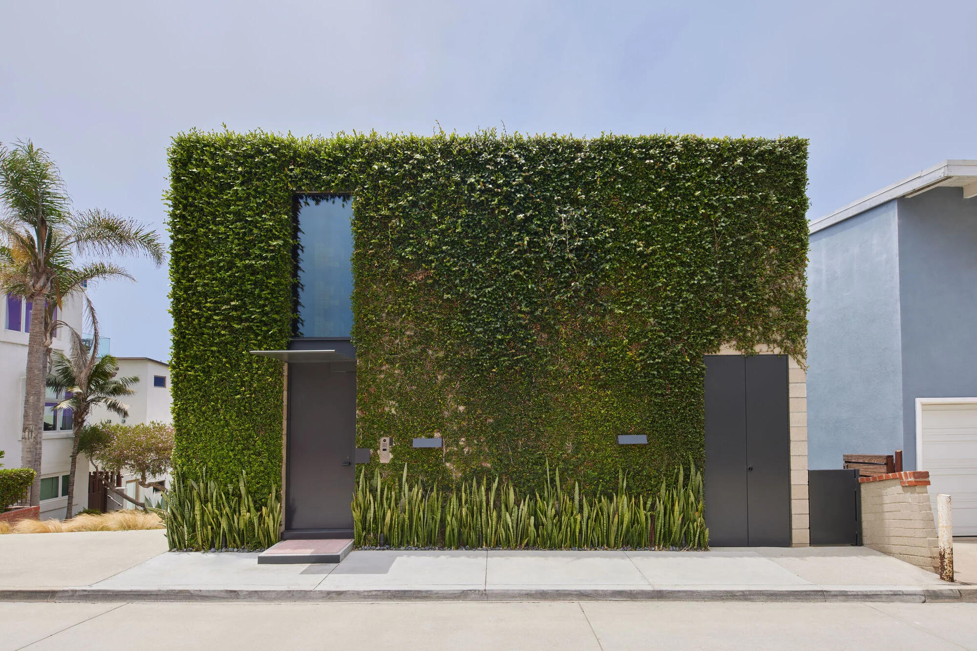 پانل فولادی با سوراخ‌های نورگیر