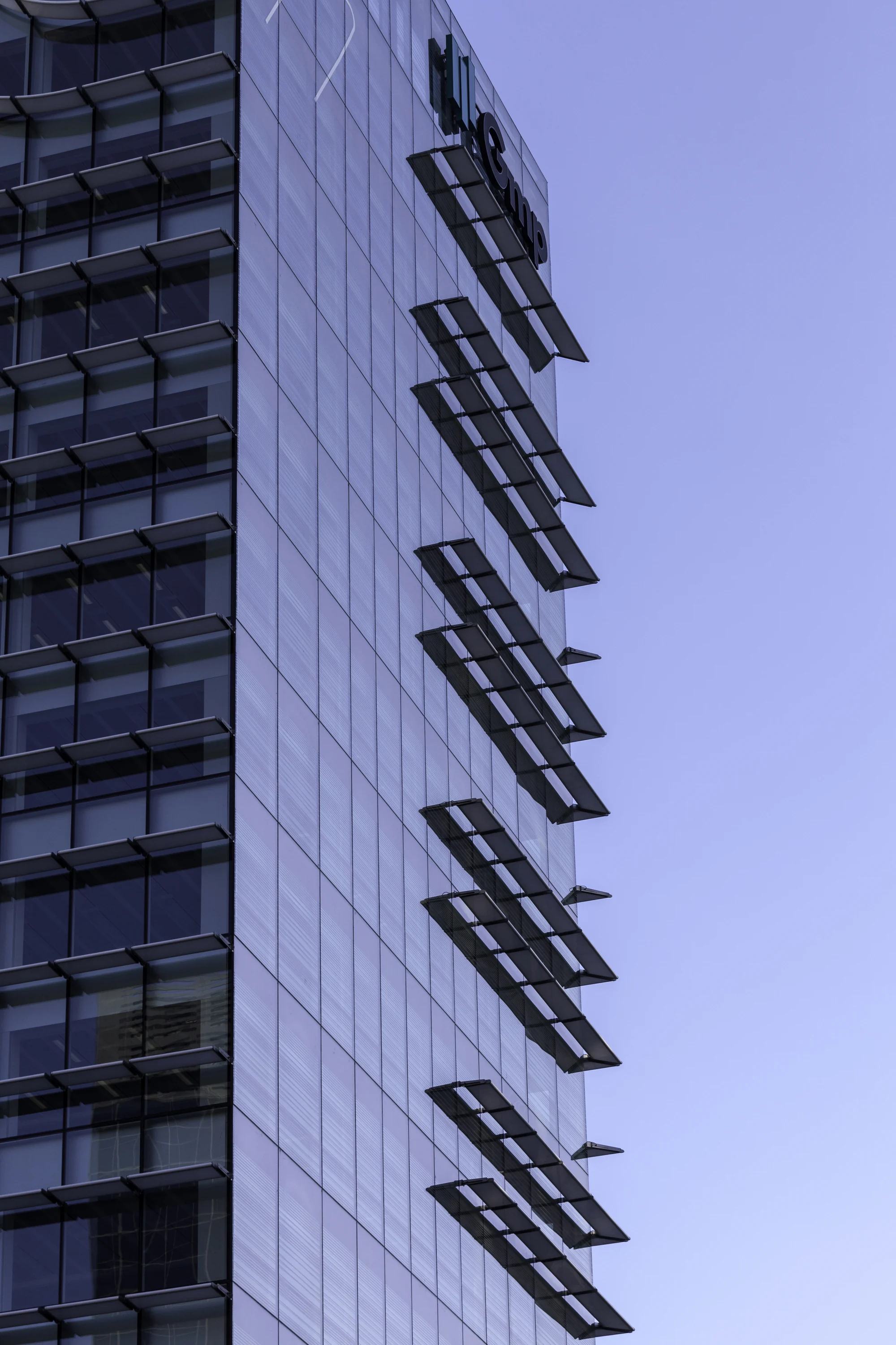 پلان معماری ساختمان Castellana 77 با آتریوم مرکزی و نورپردازی طبیعی